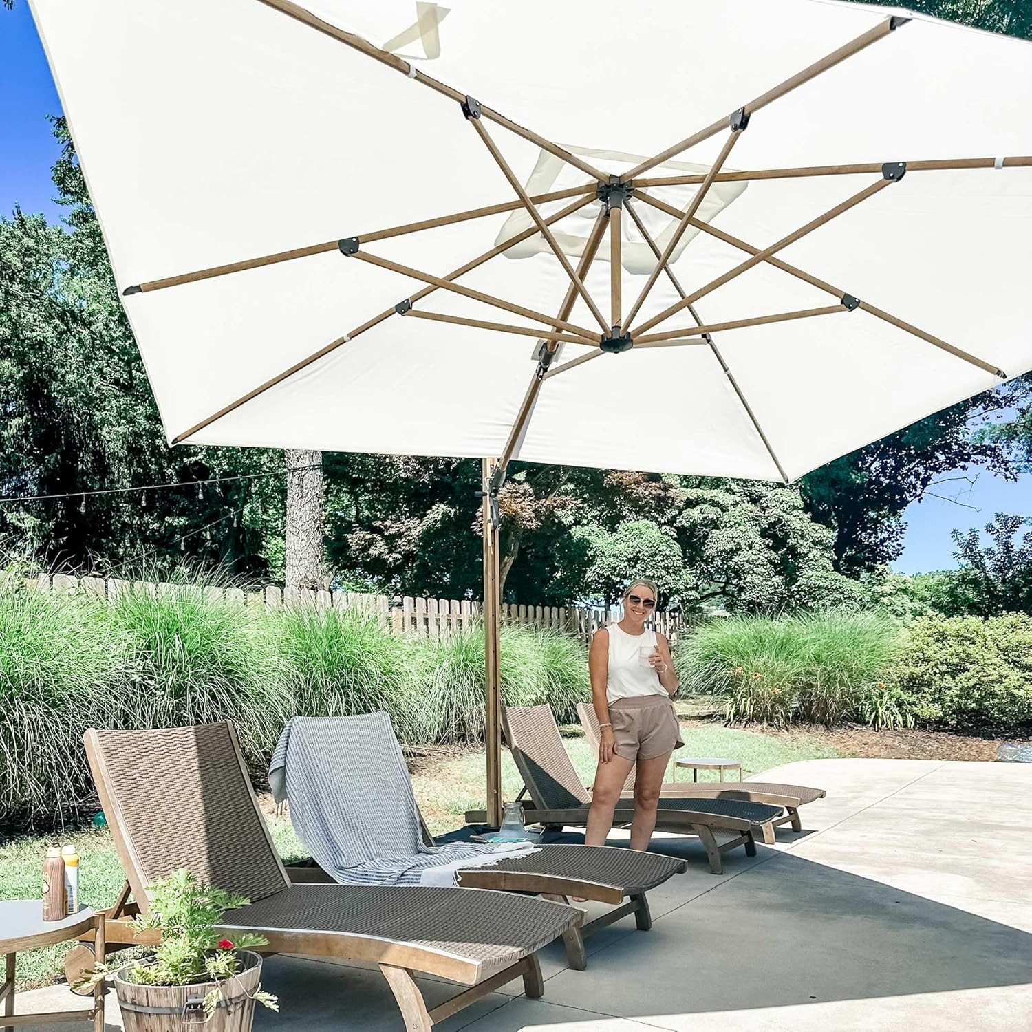 PURPLE LEAF Sonnenschirm Großer windfester quadratischer Ampelschirm, Teak-Aluminiumgestell, LxB: 365,00x365,00 cm, Helle Holzmaserung, 360° drehbar, höhenverstellbar, UV-beständig, 360° drehbar