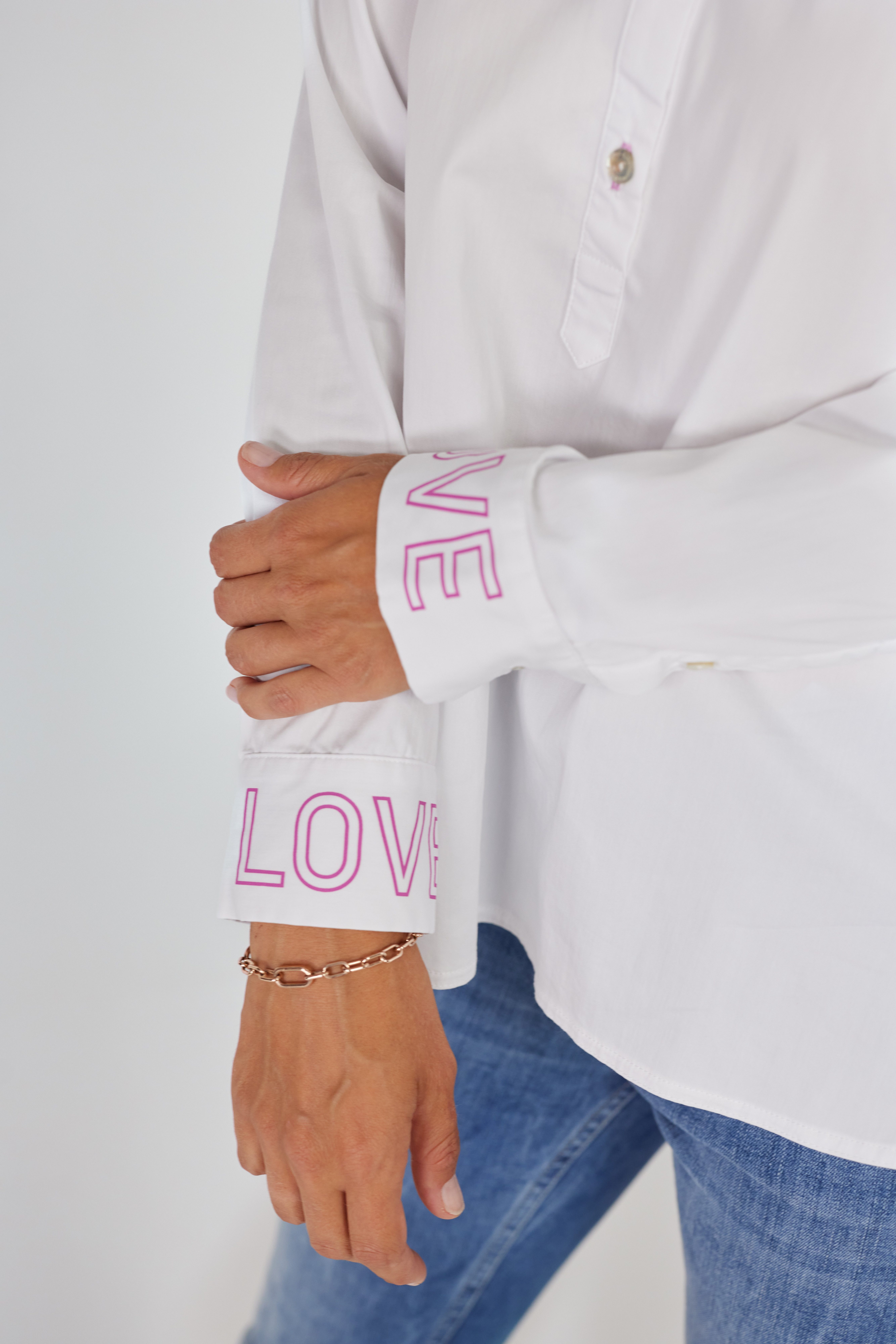"LOVE" auf mit den Manschetten OnikaL Schriftzug Klassische Bluse Lieblingsstück