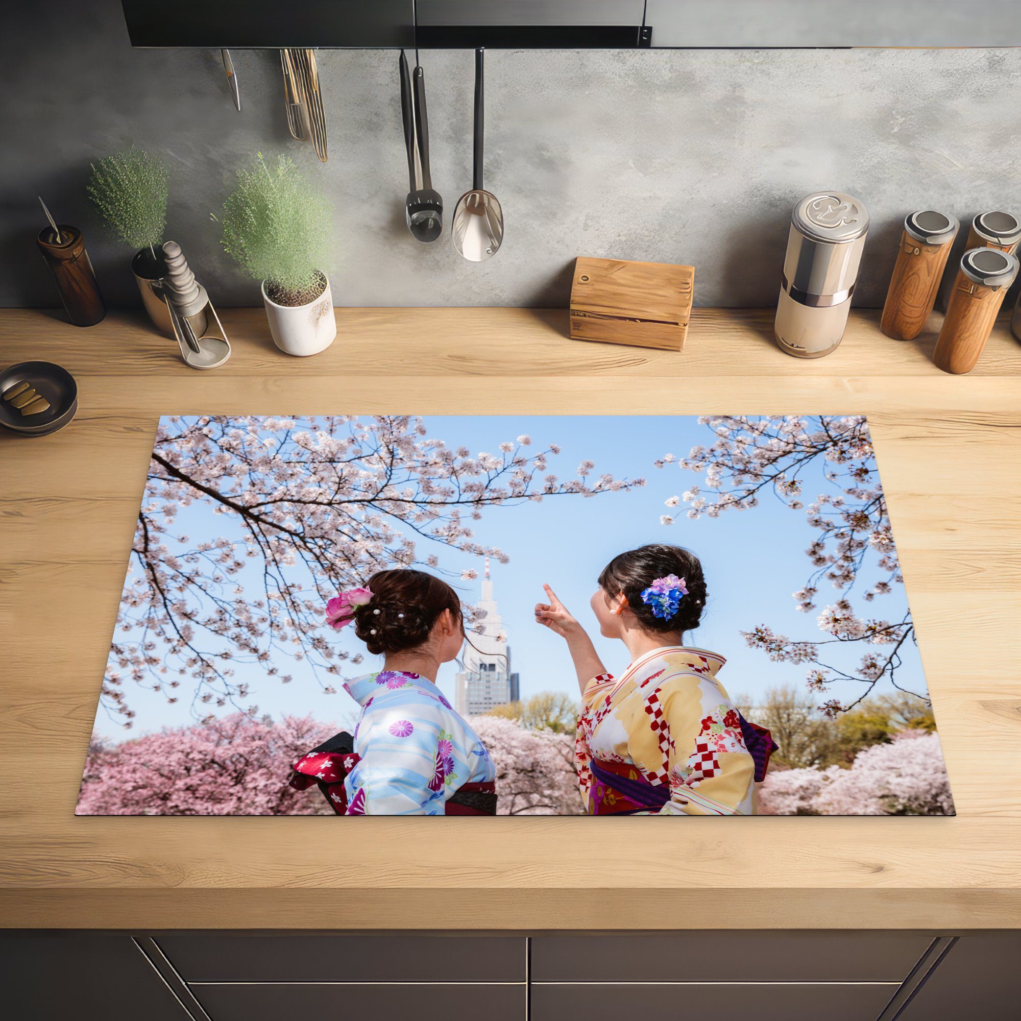 MuchoWow Herdblende-/Abdeckplatte Japanische Frauen während 81x52 Kirschblütenzeit, Ceranfeldabdeckung küche, Induktionskochfeld tlg), der (1 für die Schutz Vinyl, cm