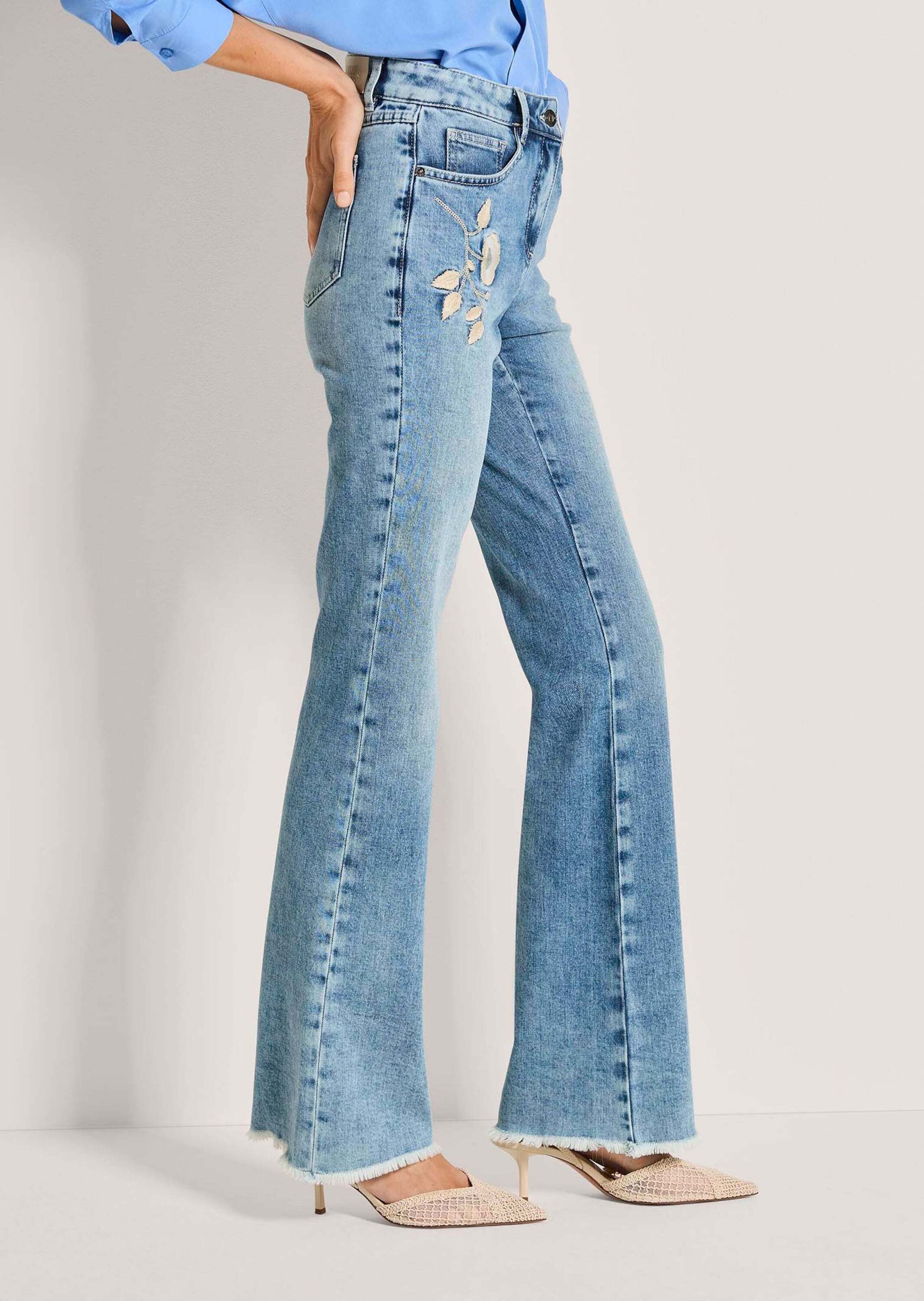 MADELEINE Gerade Jeans Kurzgröße: Bootcutjeans mit floraler Stickerei 5-Pocket-Hose mit Gürtelschlaufen, Taschen und Knöchellänge