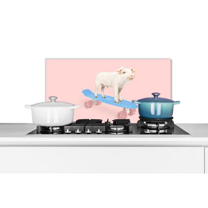 MuchoWow Küchenrückwand Schwein - Rosa - Skateboard - Blau - Tiere (1-tlg) Wandschutz gegen Fett und Schmutzflecken für Küchen