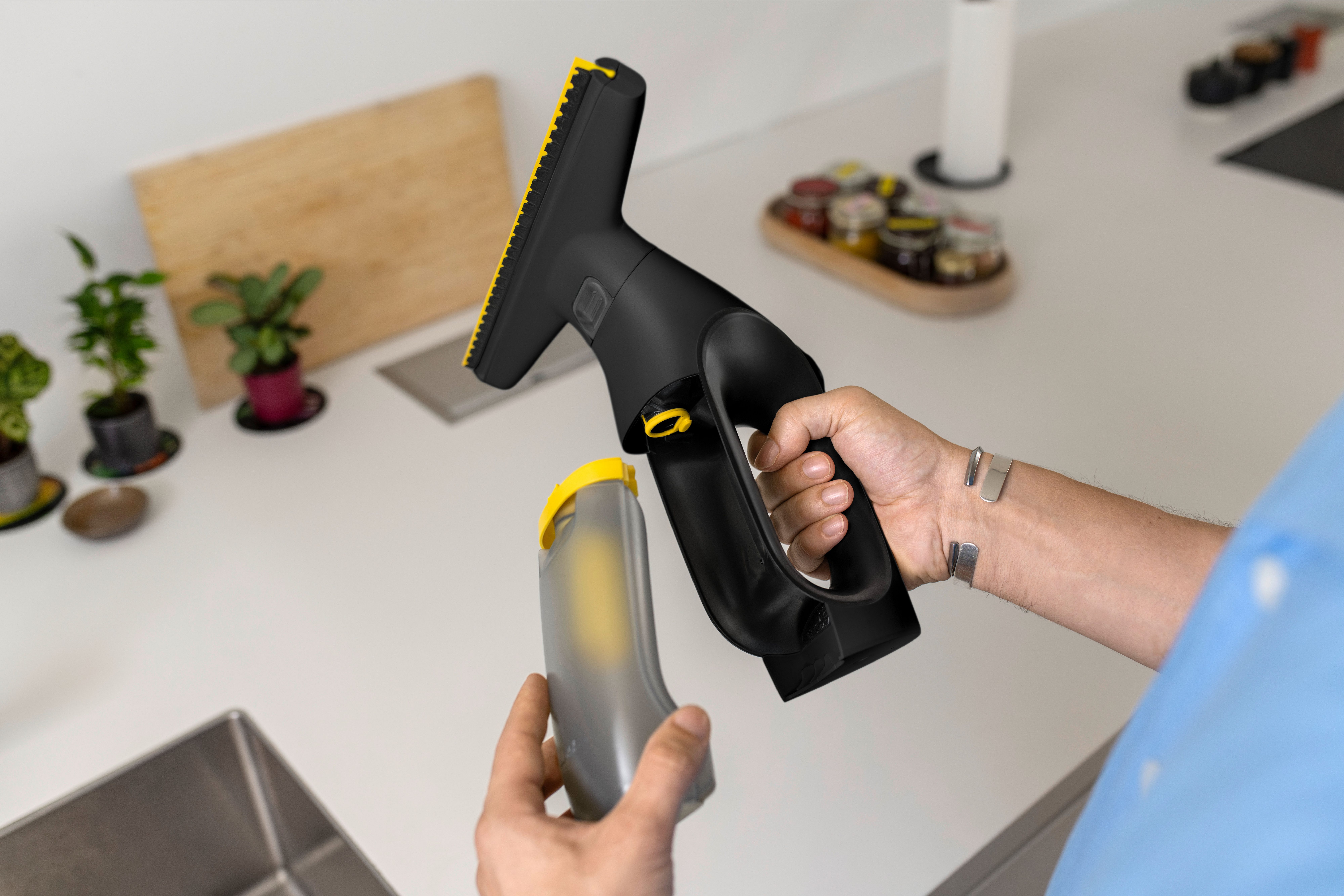 KÄRCHER Akku-Fenstersauger WV 2 Universal Extra+ Black, (Set) Allround-Einsatz im ganzen Haus