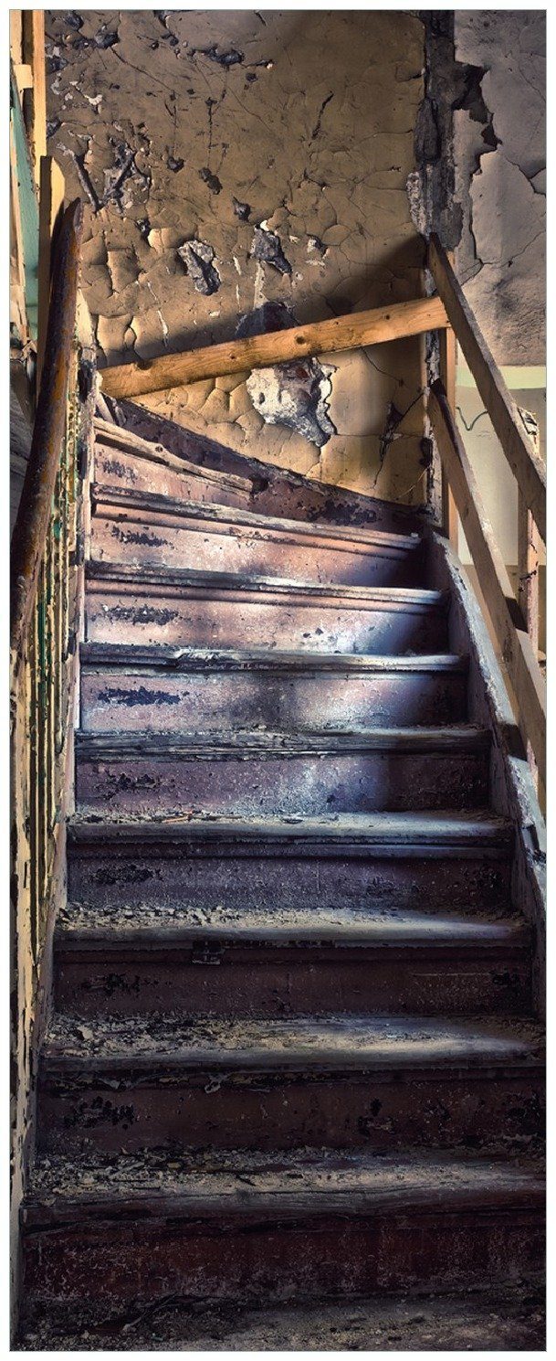 Wallario Memoboard Treppe in einem alten Haus