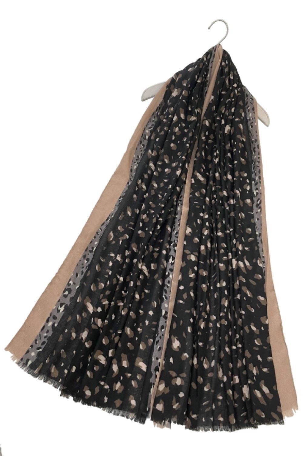 Fashion Scarf World Modeschal Damenschal mit Speckle-Leopardenmuster und Fransenrand, Angenehm weiches Tragegefühl durch hochwertige Materialmischung