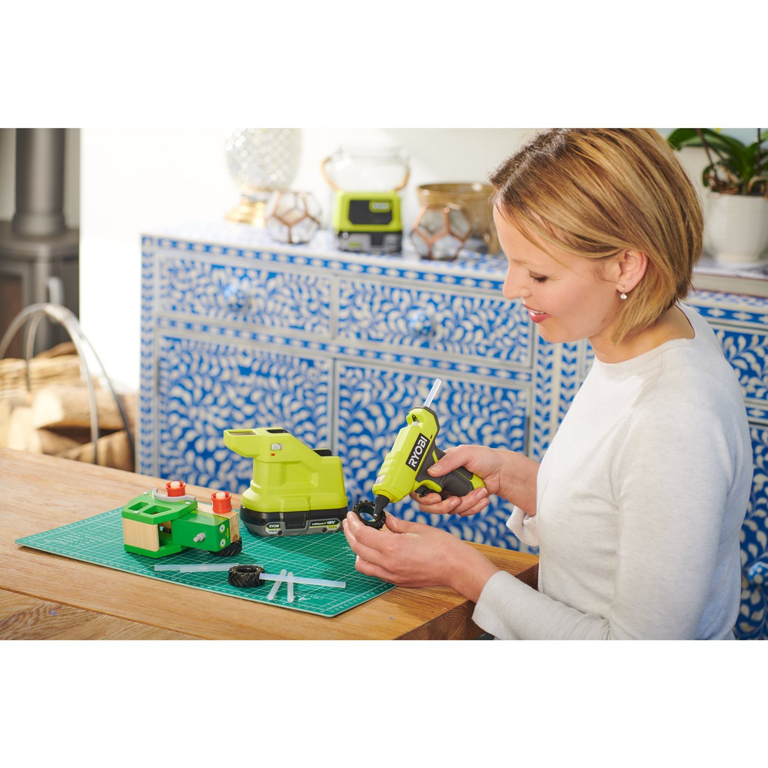 RYOBI Heißklebepistole Ryobi Akku-Heißklebepistole ohne Akku und Ladegerät, 3 Heißklebestifte 7mm