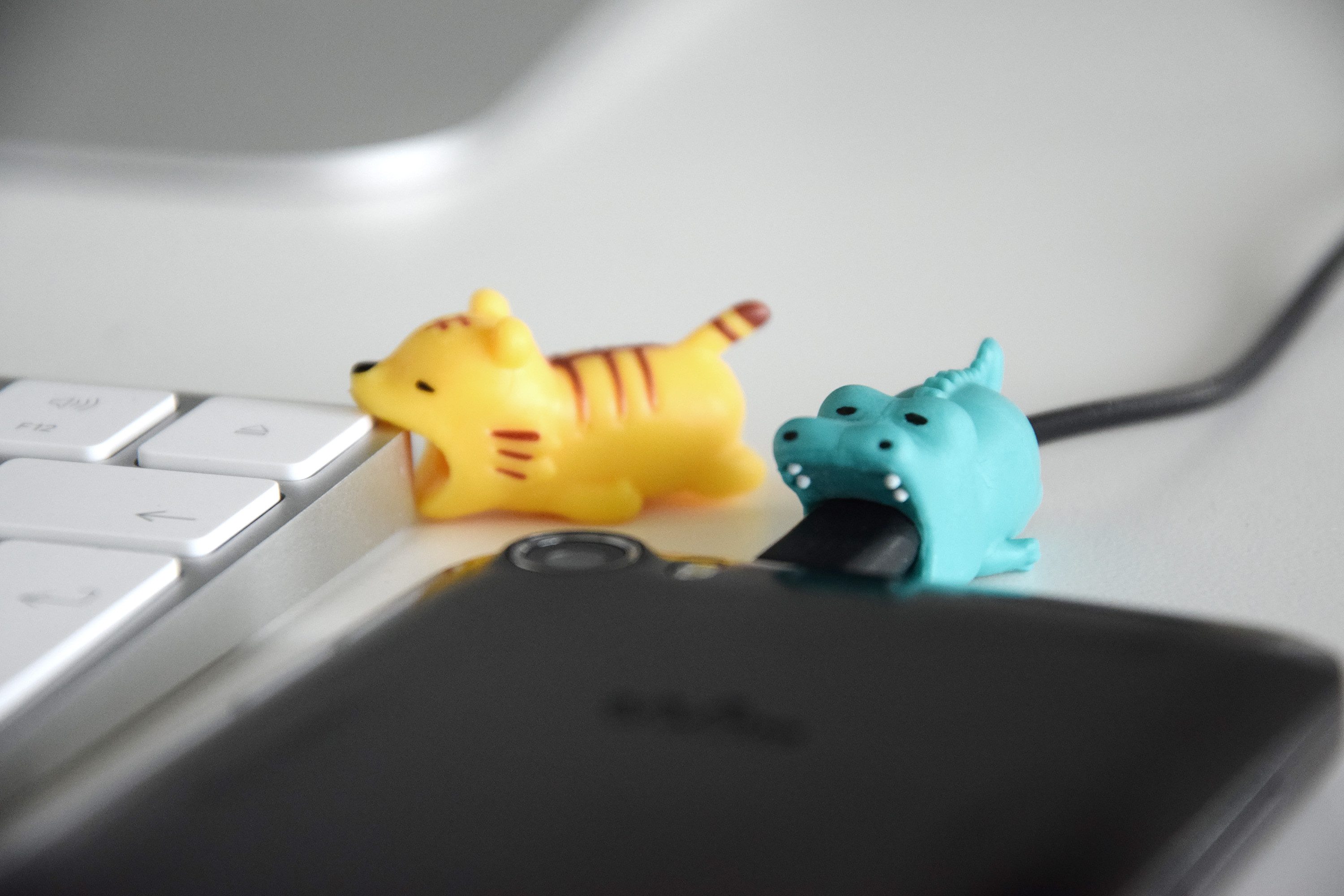 PhoneNatic Handy Stecker-Schutz Kabeltier - kompatibel mit Lightning Kabel Smartphone-Kabel, Pinguin – Bild 5 von 5