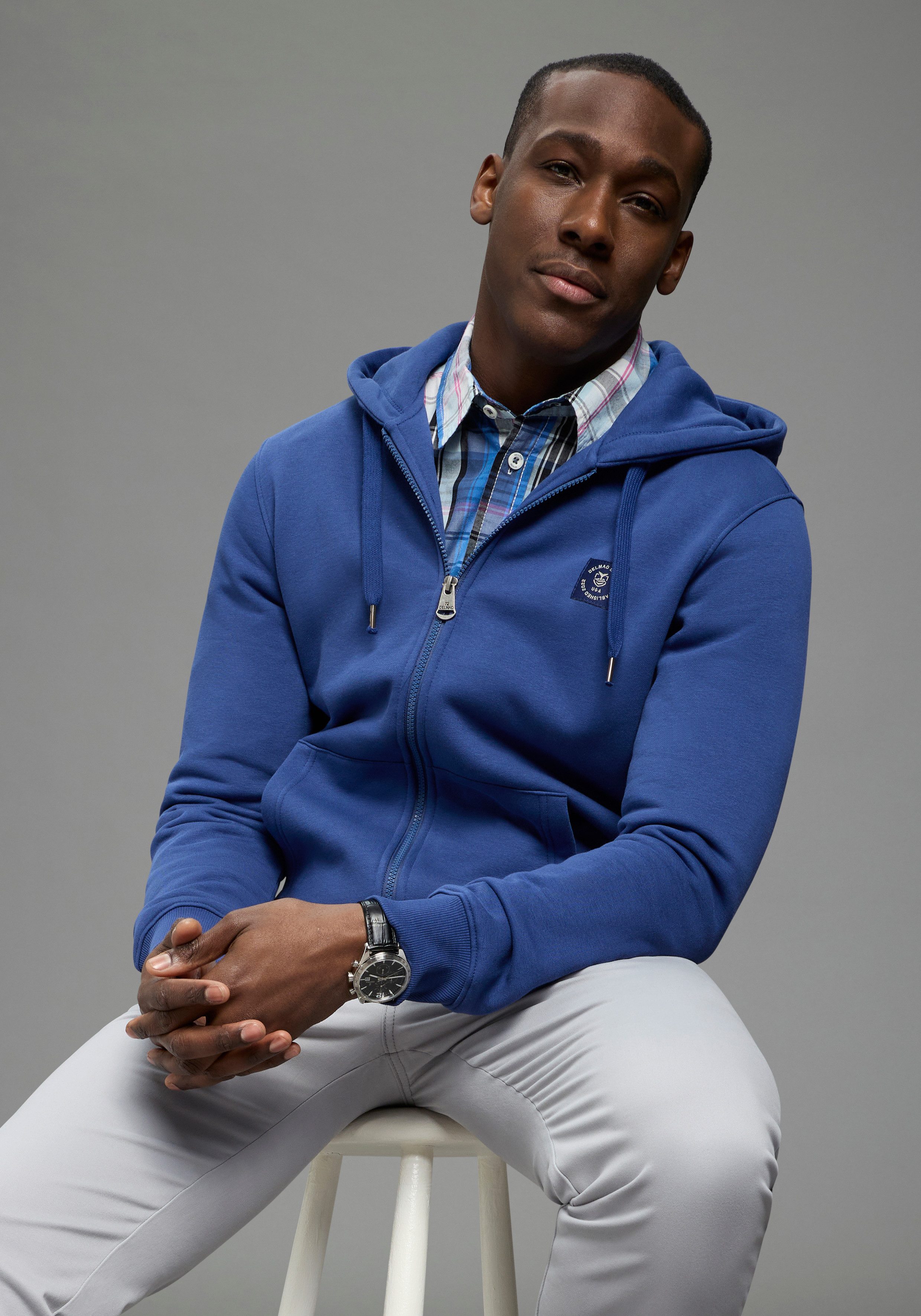 DELMAO Sweatjacke mit Kapuze, mit Kordelzug, aus angerauter Sweatware, mit Langarm