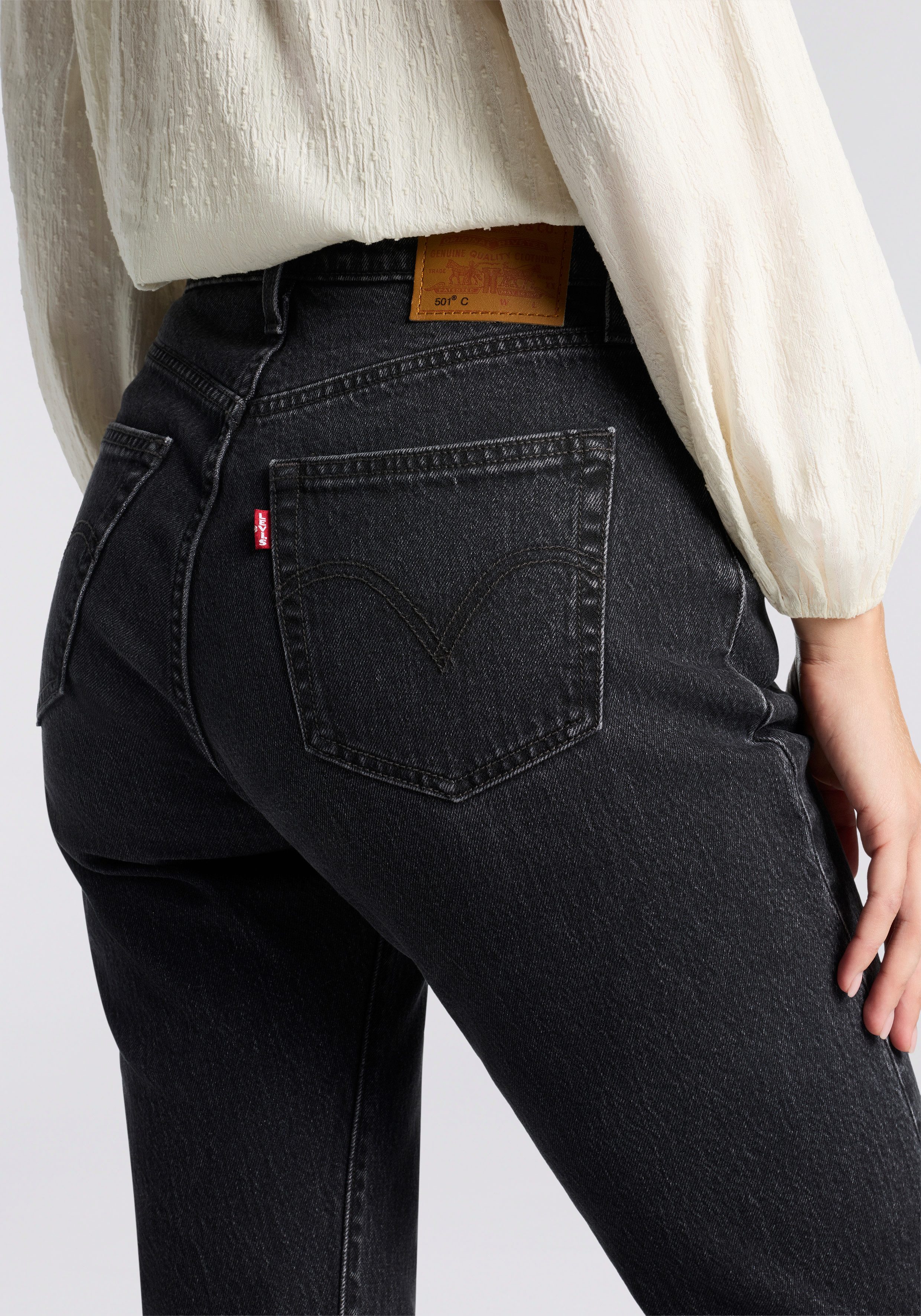 Levi's® Stretch-Jeans LV Jeans 501 CURVE BLACKS Die Passform schmeichelt kurvigen Figuren – Bild 4 von 5