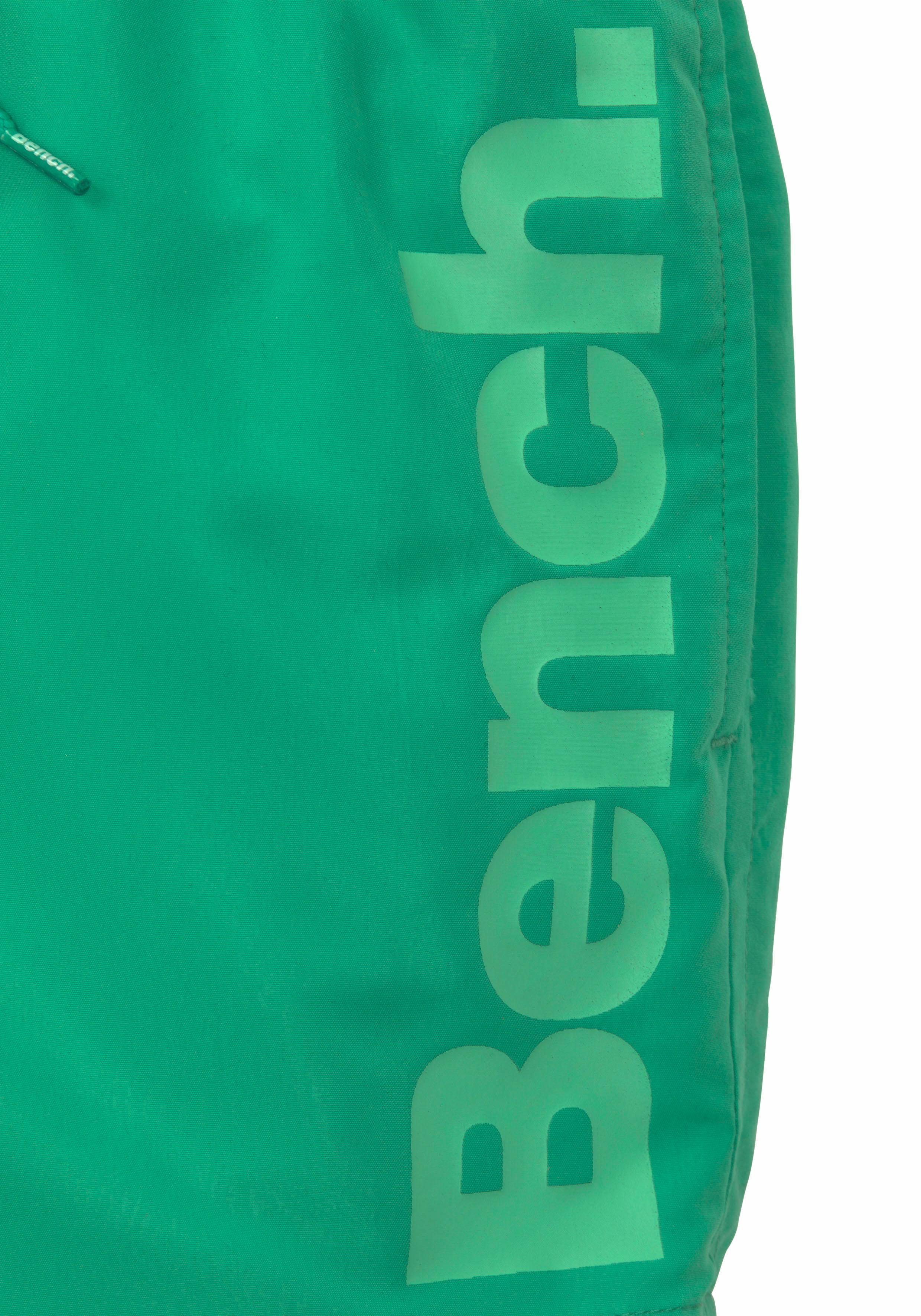Logoschriftzug mit Badeshorts seitlichem grün Bench.