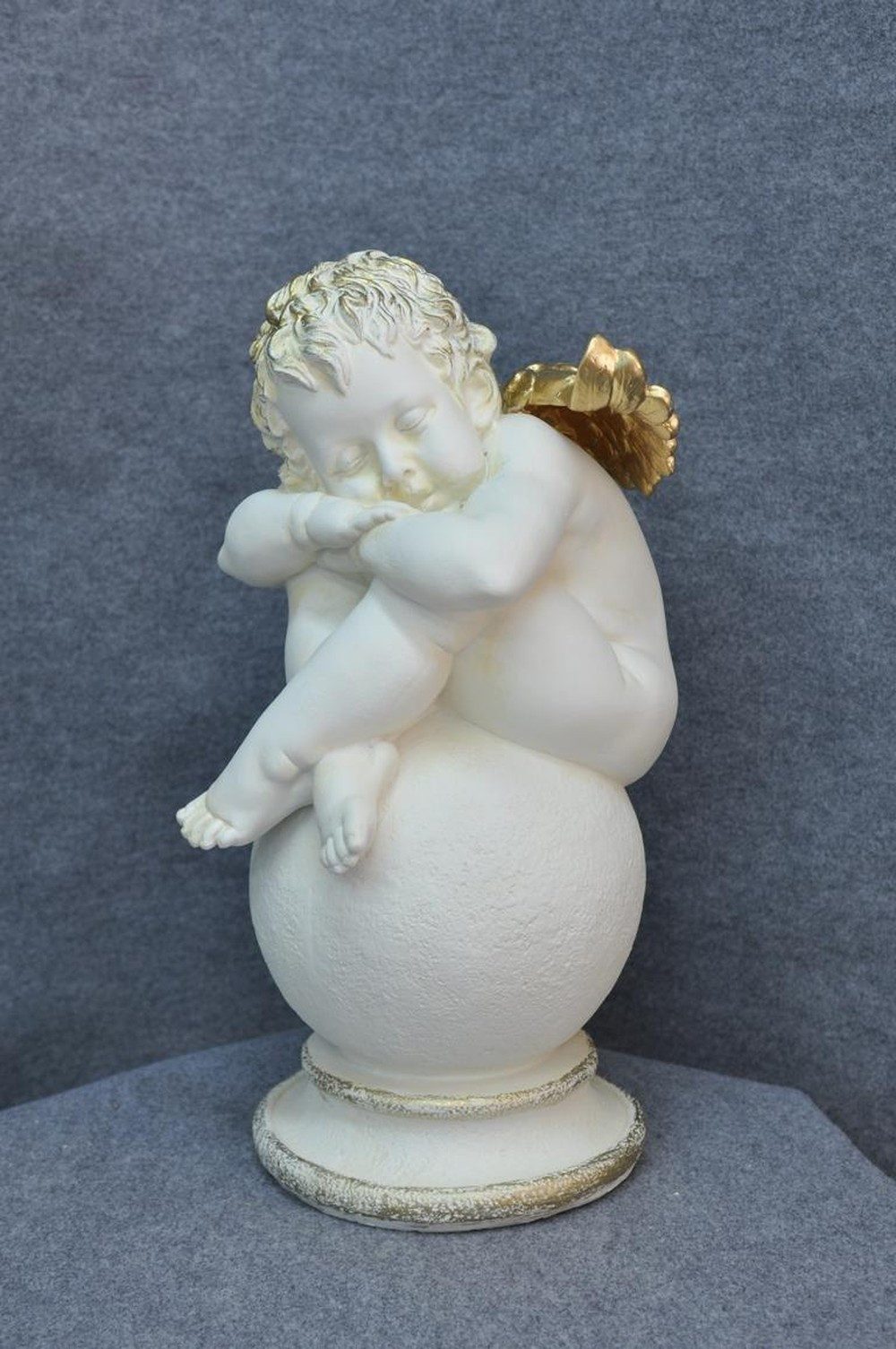 JVmoebel Engelfigur Schläfriger Engel in Weiß aus hochwertigem Designmaterial, Made in Europa