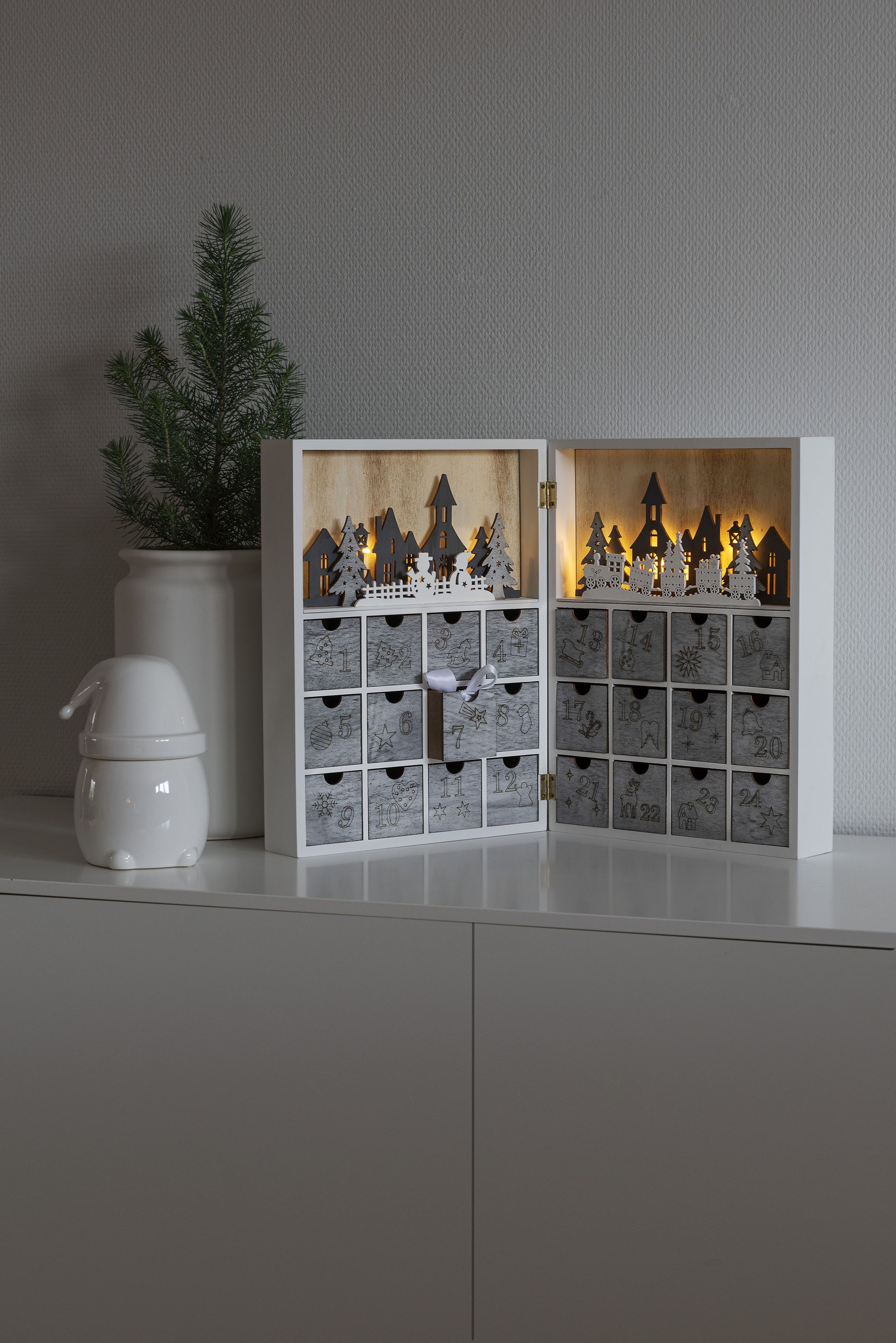 KONSTSMIDE befüllbarer Adventskalender Weihnachtsdeko (1-tlg), LED Holzsilhouette, "Adventskalender" | Adventskalender zum Befüllen