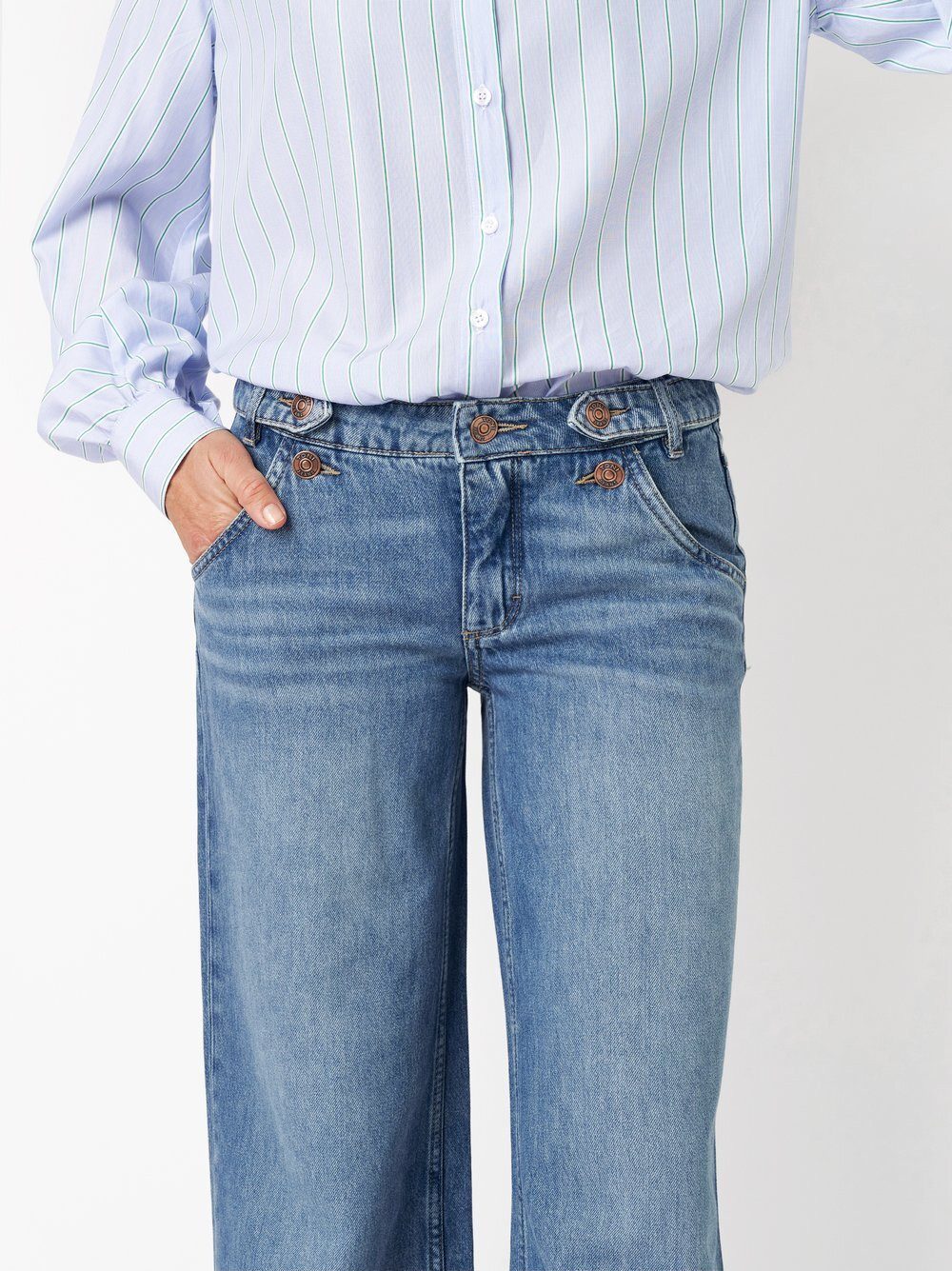 TONI Bootcut-Jeans Ella Wide mit Schnallen und Knöpfen am Bund – Bild 4 von 5