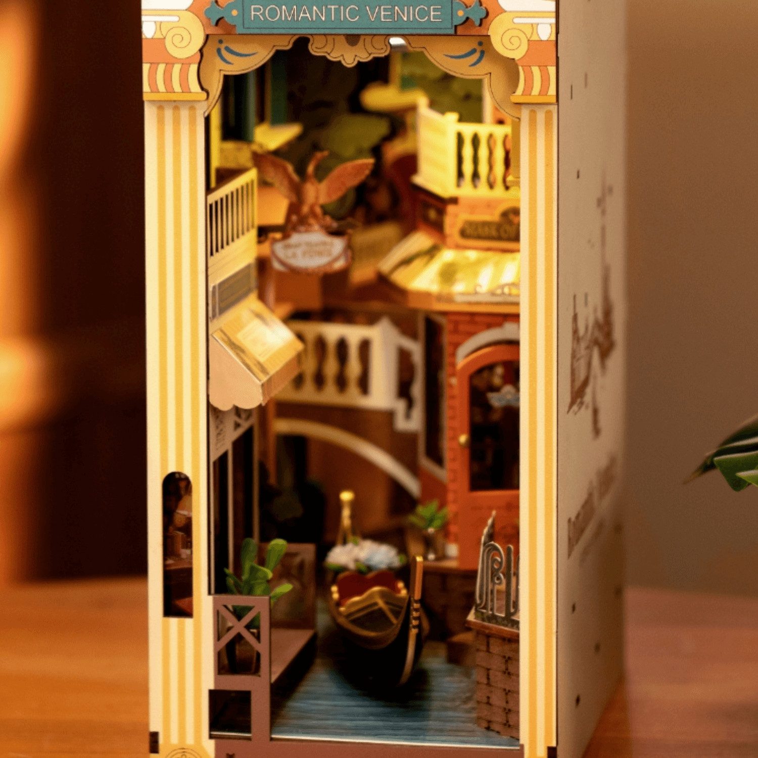 Robotime Buchstütze Romantisches Venedig Diorama aus Holz – Bild 5 von 5