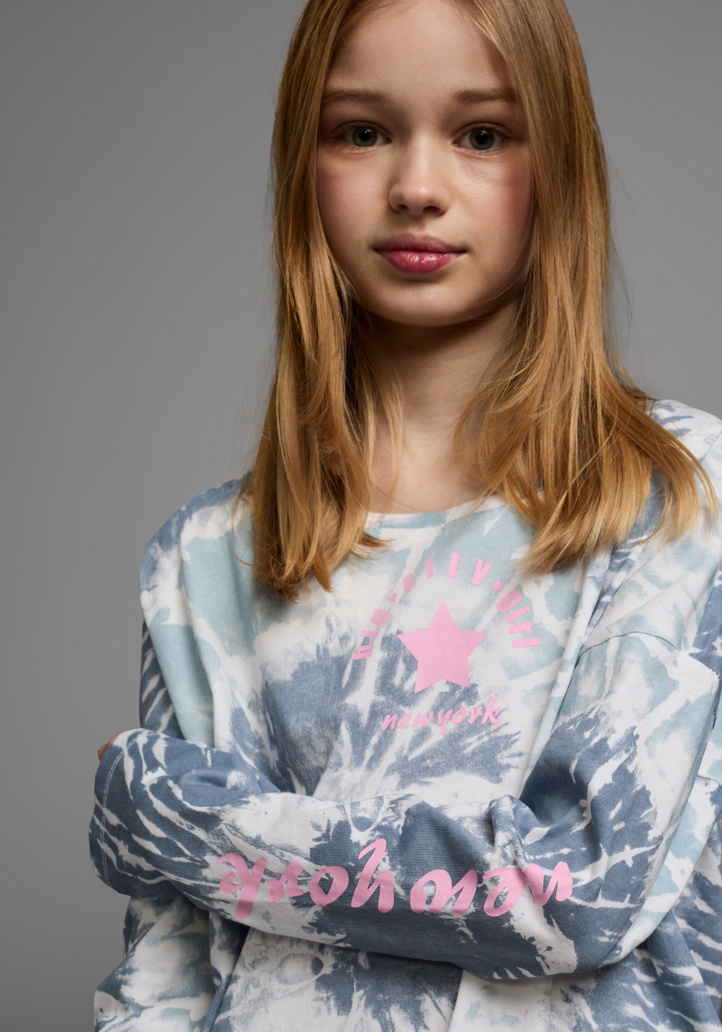 KIDSWORLD Fledermausshirt Batik-Optik Shirt Langarm, mit Gummizug am Saum, stylischer Aufdruck