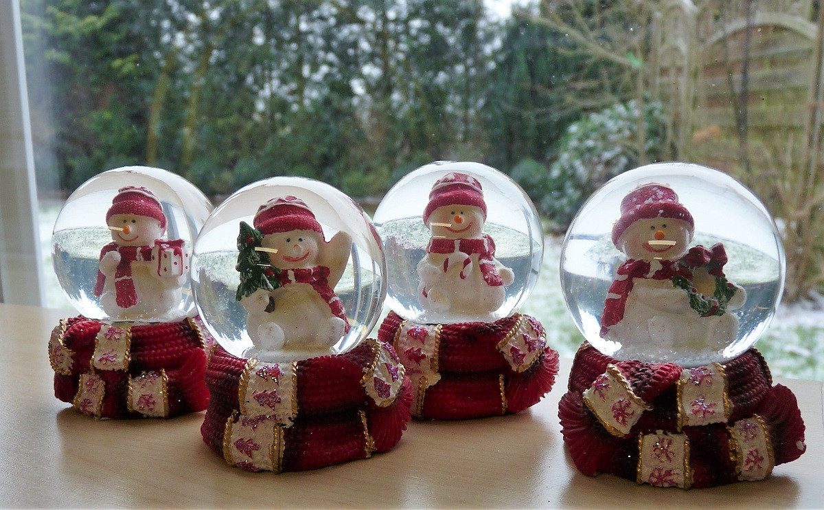 Geschenkestadl Schneekugel 4 Stück Schneekugel Schneemann 6cm Weihachten Winterdekoration Deko (4 St)