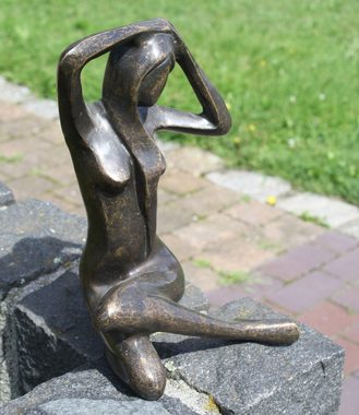 Bronzeskulpturen Skulptur Bronzefigur sitzender moderner Frauenakt