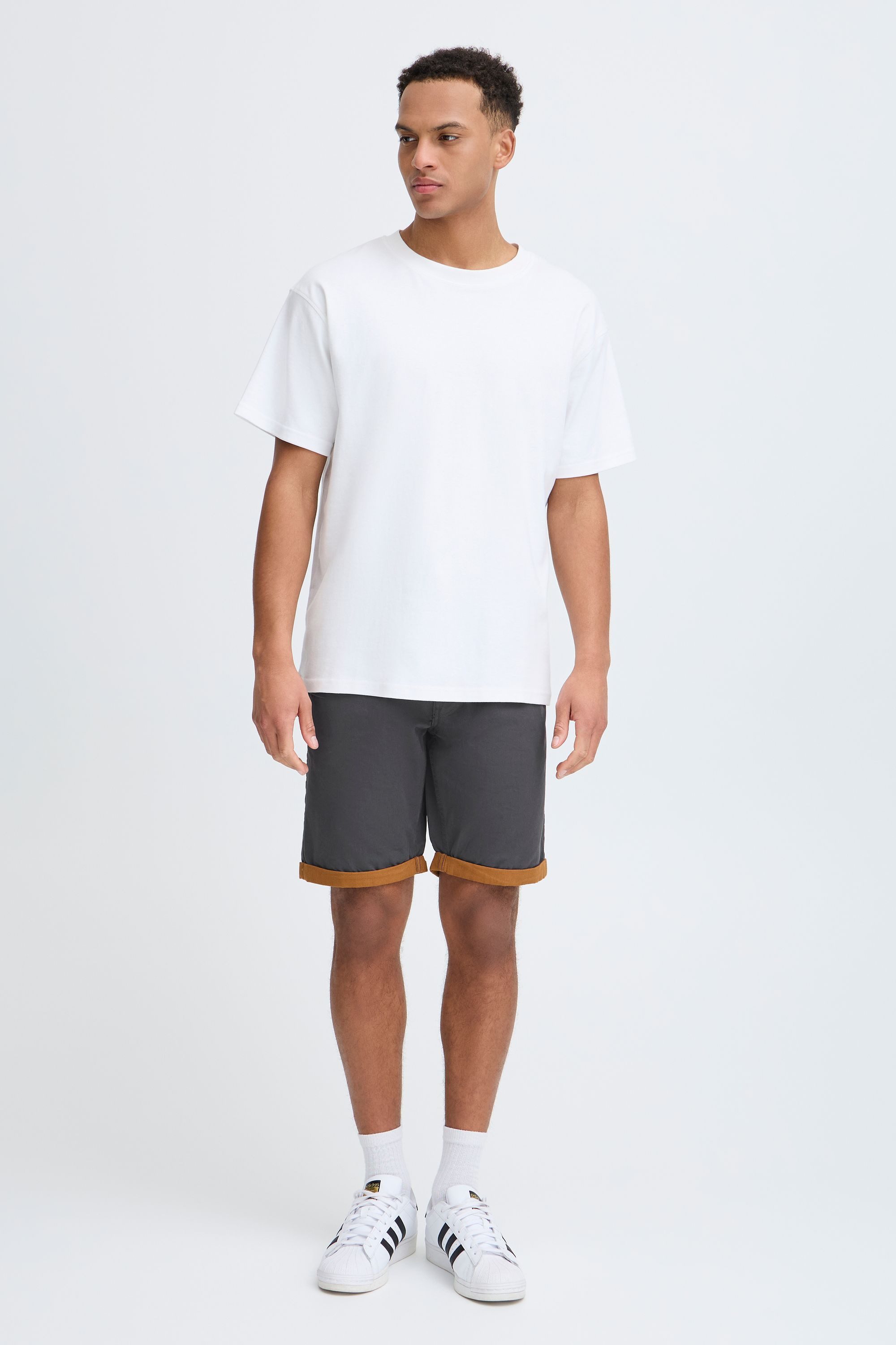 Blend Chinoshorts BHNeji Chino Shorts mit umgeschlagenen Hosenbeinen in Kontrastfarbe