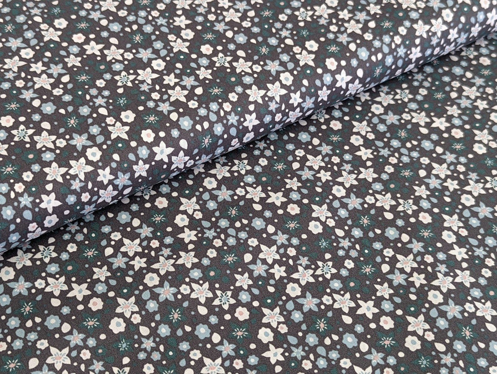 CORILEO Stoff Baumwollstoff Poplin Blumenrausch Grau Mint Stoff Meterware