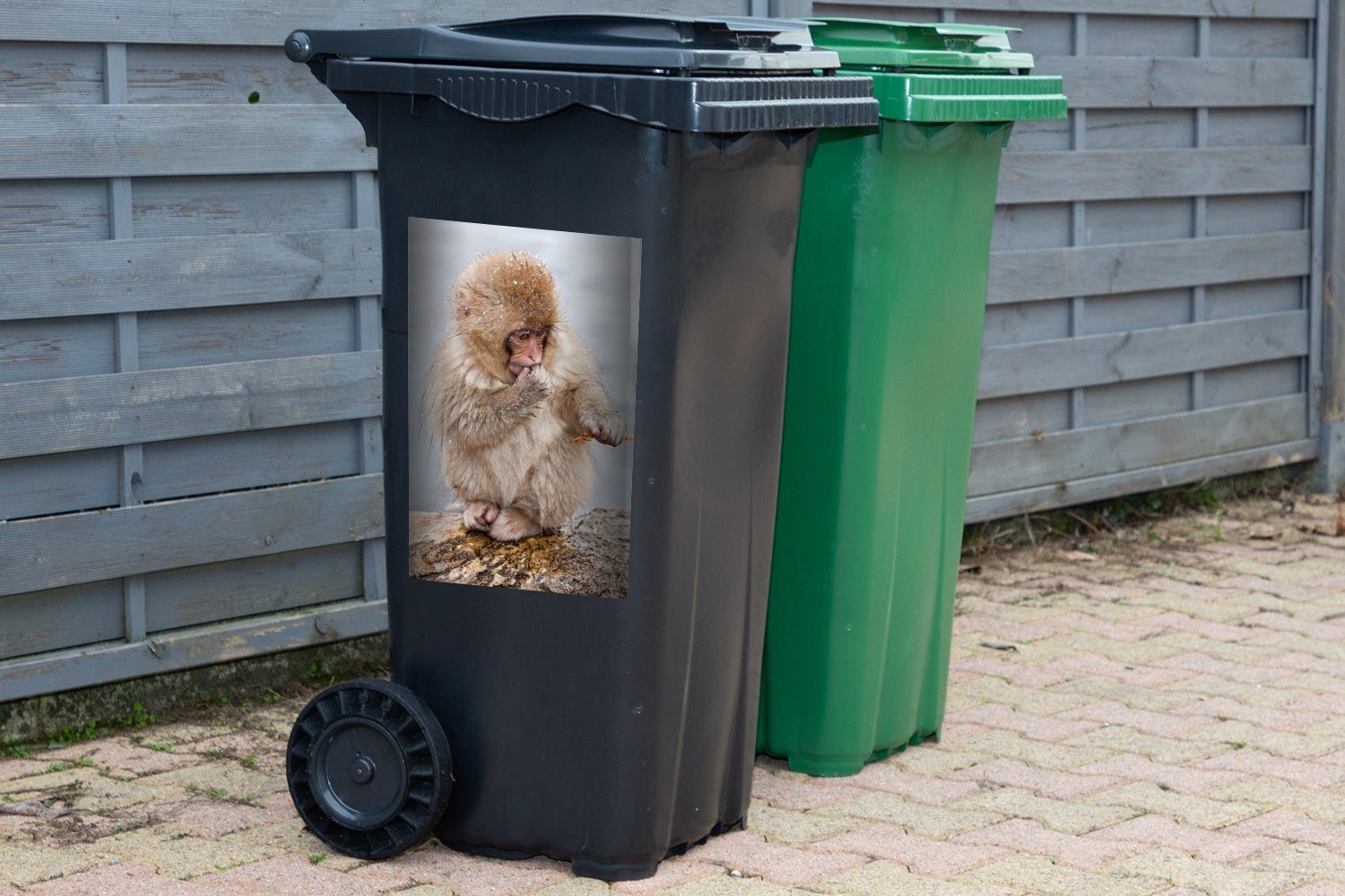 MuchoWow Wandsticker Baby-Affe im Kinder St), Mülltonne, Sticker, Mülleimer-aufkleber, Jungen (1 - - Abfalbehälter - Mädchen Schnee Container