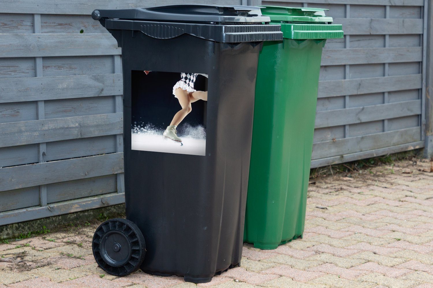 Wandsticker St), (1 Schlittschuh Container, Abfalbehälter weißen einem Sticker, auf MuchoWow Mülleimer-aufkleber, Eiskunstläuferin bremst Eine Mülltonne,