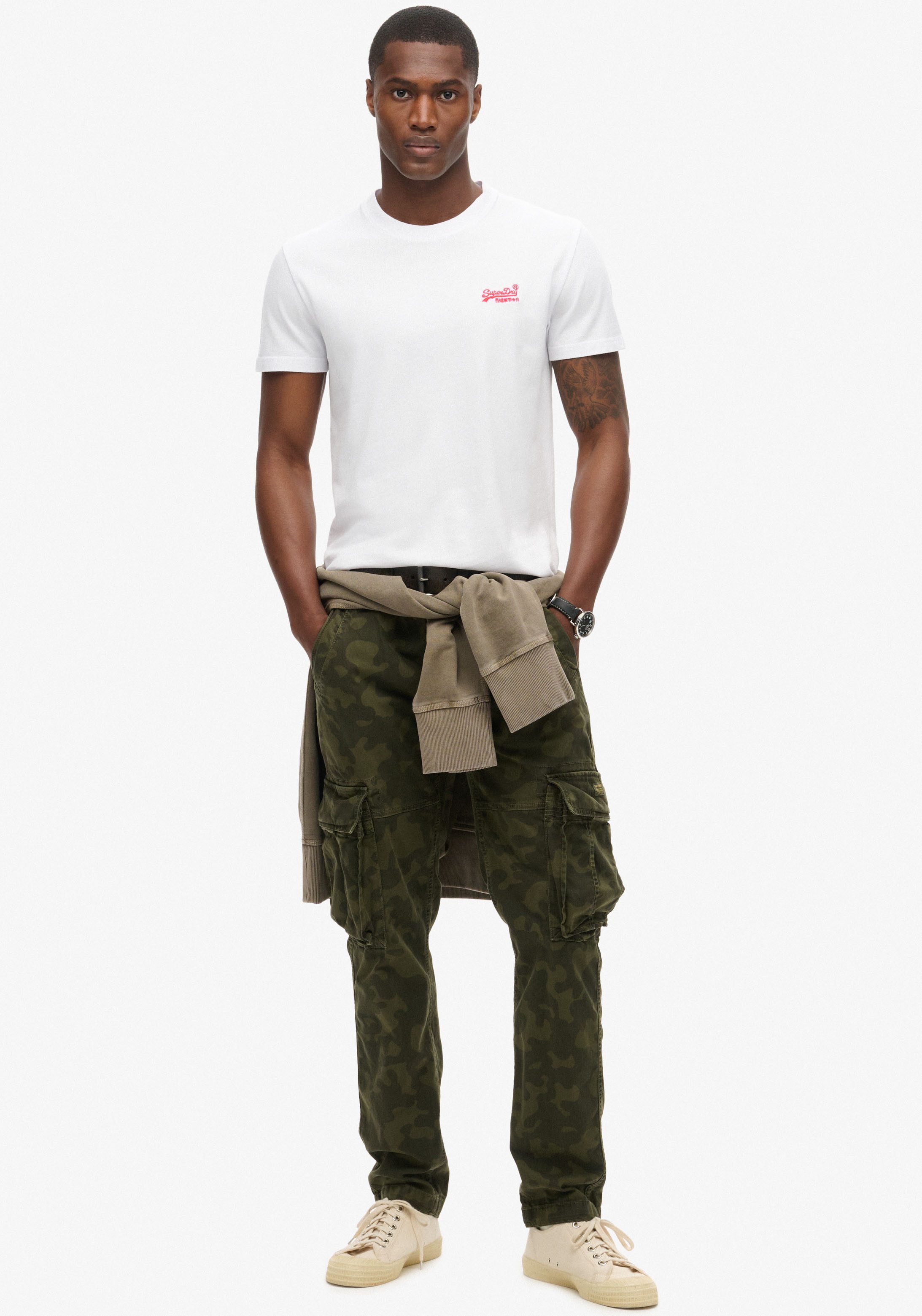 Superdry Rundhalsshirt ESSENTIAL LOGO EMB TEE aus Baumwolle und Single Jersey, Slim Fit, Kurzarm, hüftlang