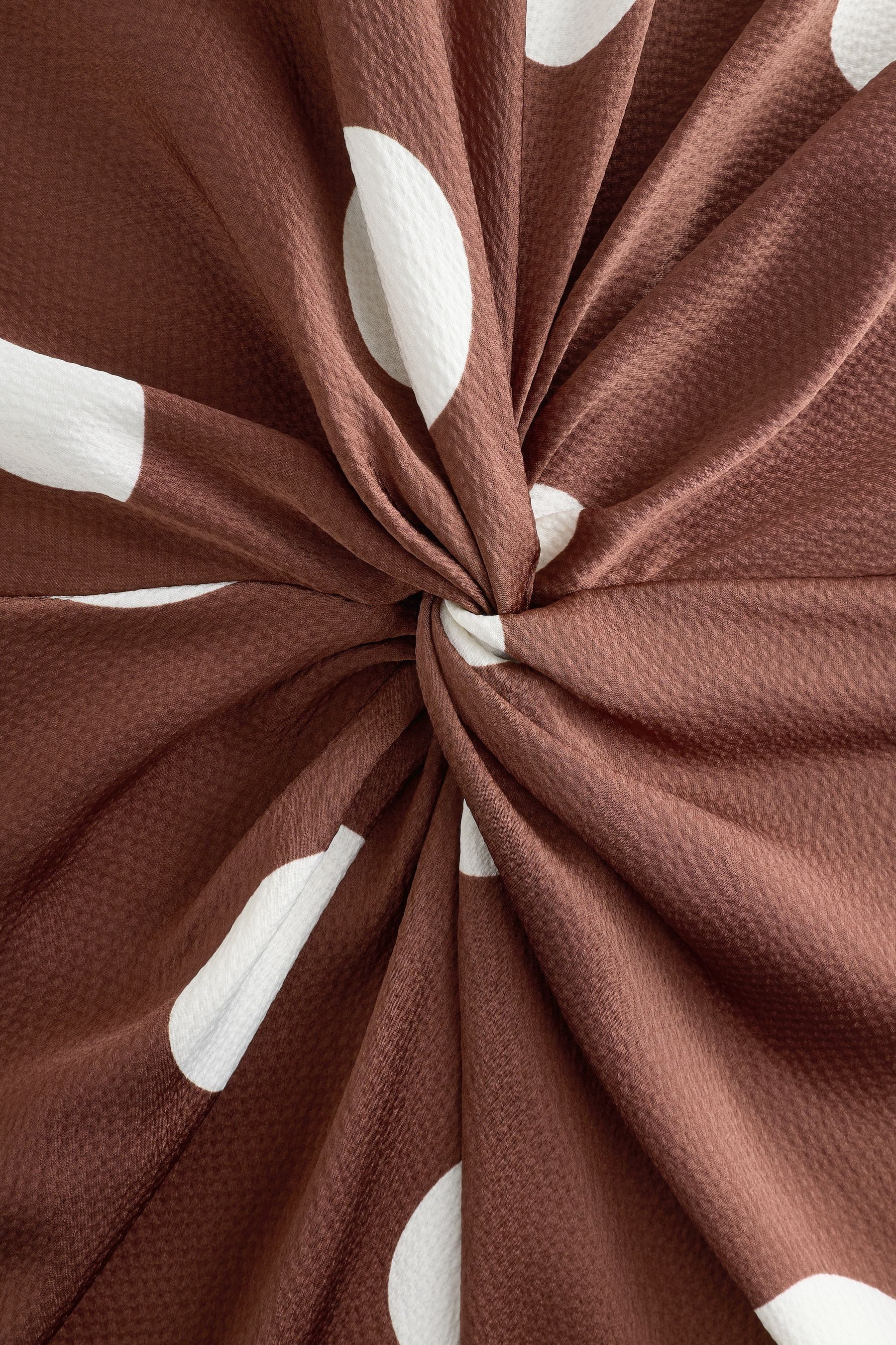 Next Maxikleid Satin-Maxikleid mit langen Ärmeln und Drehdetail (1-tlg)
