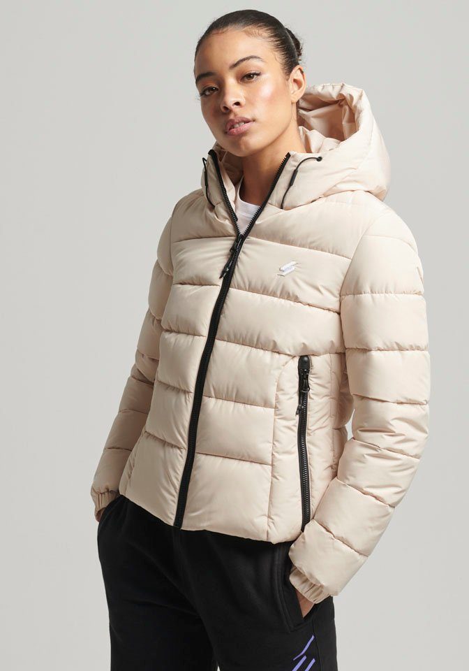 HOODED PUFFER Superdry tapioca aus SPIRIT wasserabweisendem SPORTS Steppjacke Material