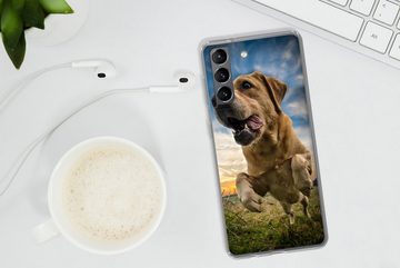 MuchoWow Handyhülle Bunter Himmel über diesem Labrador Retriever, Phone Case, Handyhülle Samsung Galaxy S21 Plus, Silikon, Schutzhülle