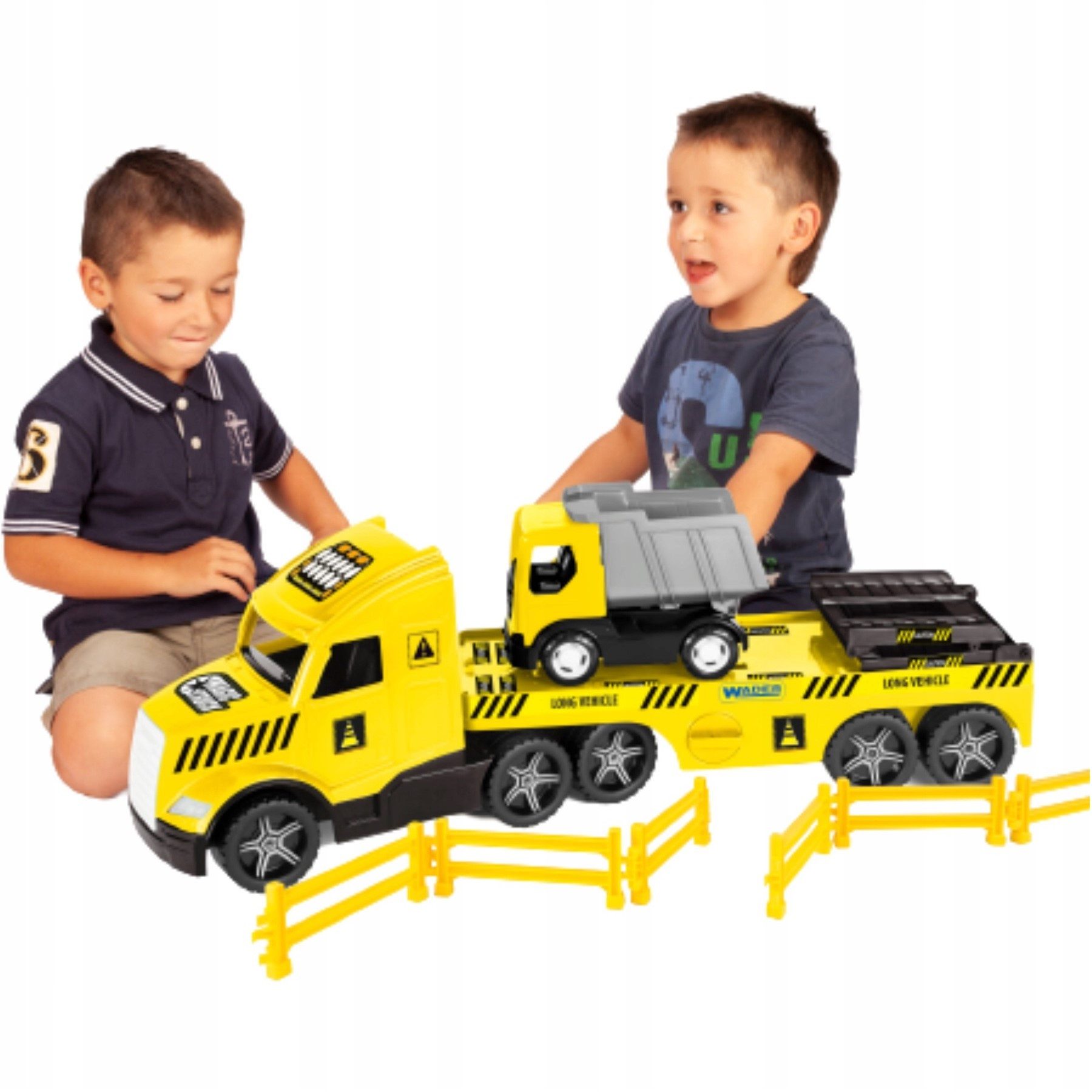Wader Wozniak Spielzeug-Abschlepper Magic Truck Tieflader mit Kipper, Bau Transportfahrzeug, (SET -mit im Dunkeln leuchtende Scheinwerfer, 8-tlg., 2 Baufahrzeuge für Sandkasten und Kinderzimmer), incl. Muldenkipper Baufahrzeug, Absperrzaun