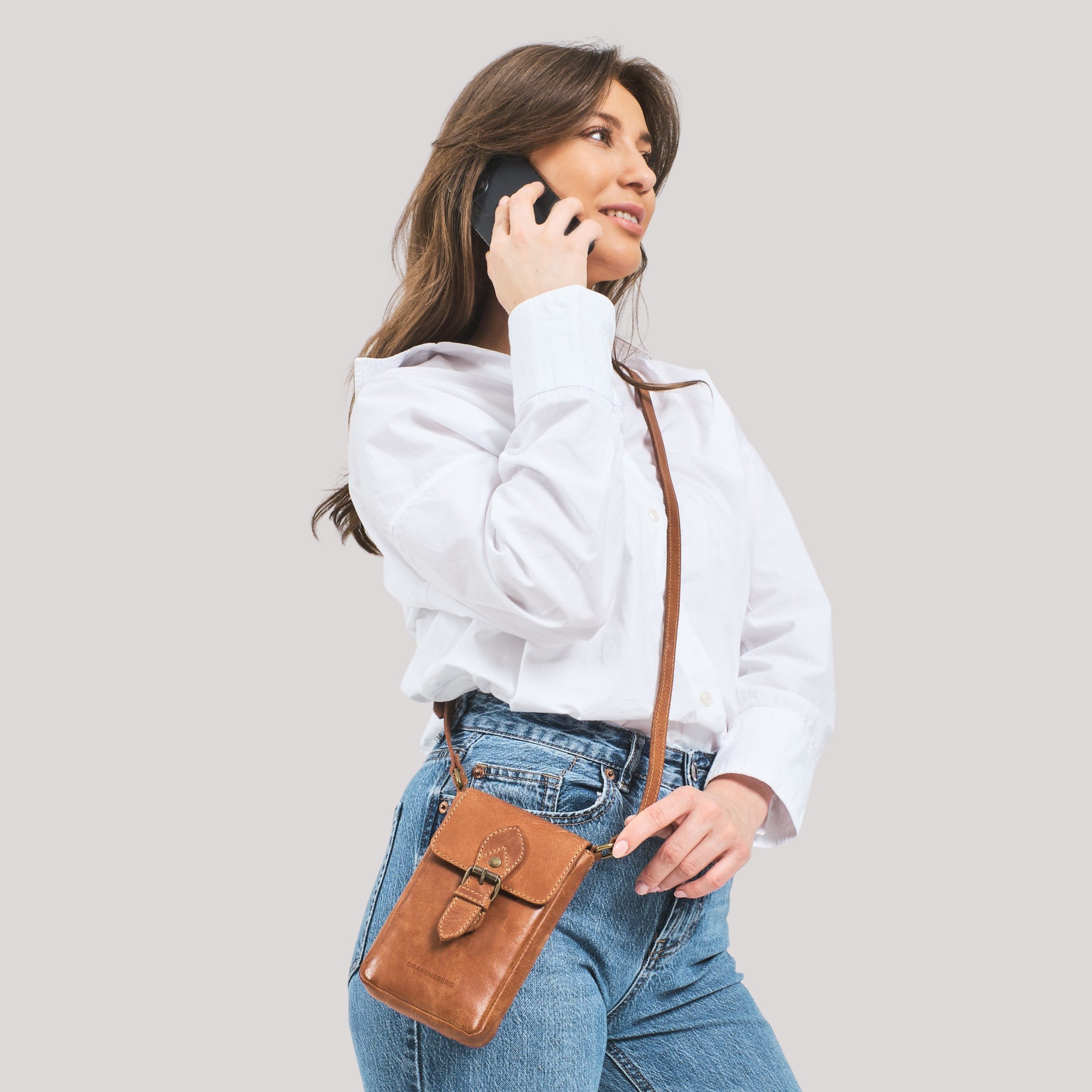 DRAKENSBERG Handytasche zum Umhängen »Jessy« Cognac-Braun, für Damen und Herren, Universalgröße für alle Modelle, Büffelleder