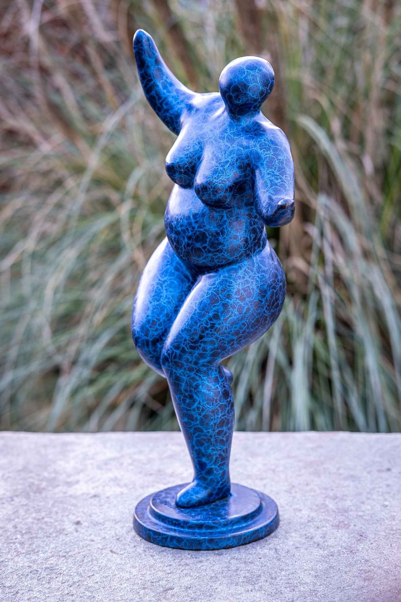 Dekofigur IDYL Bronze-Skulptur werden robust IDYL Mia", Dicke in UV-Strahlung. und Hand "Belle Frost, – Bronze Modelle und witterungsbeständig Bronze patiniert. Dame sehr Die Langlebig von – in Regen – gegossen gegen Wachsausschmelzverfahren
