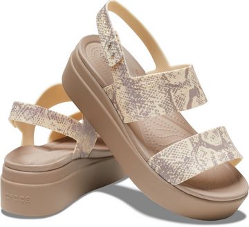 Crocs Brooklyn Snake Low Wedge Keilsandalette mit Fersenriemchen