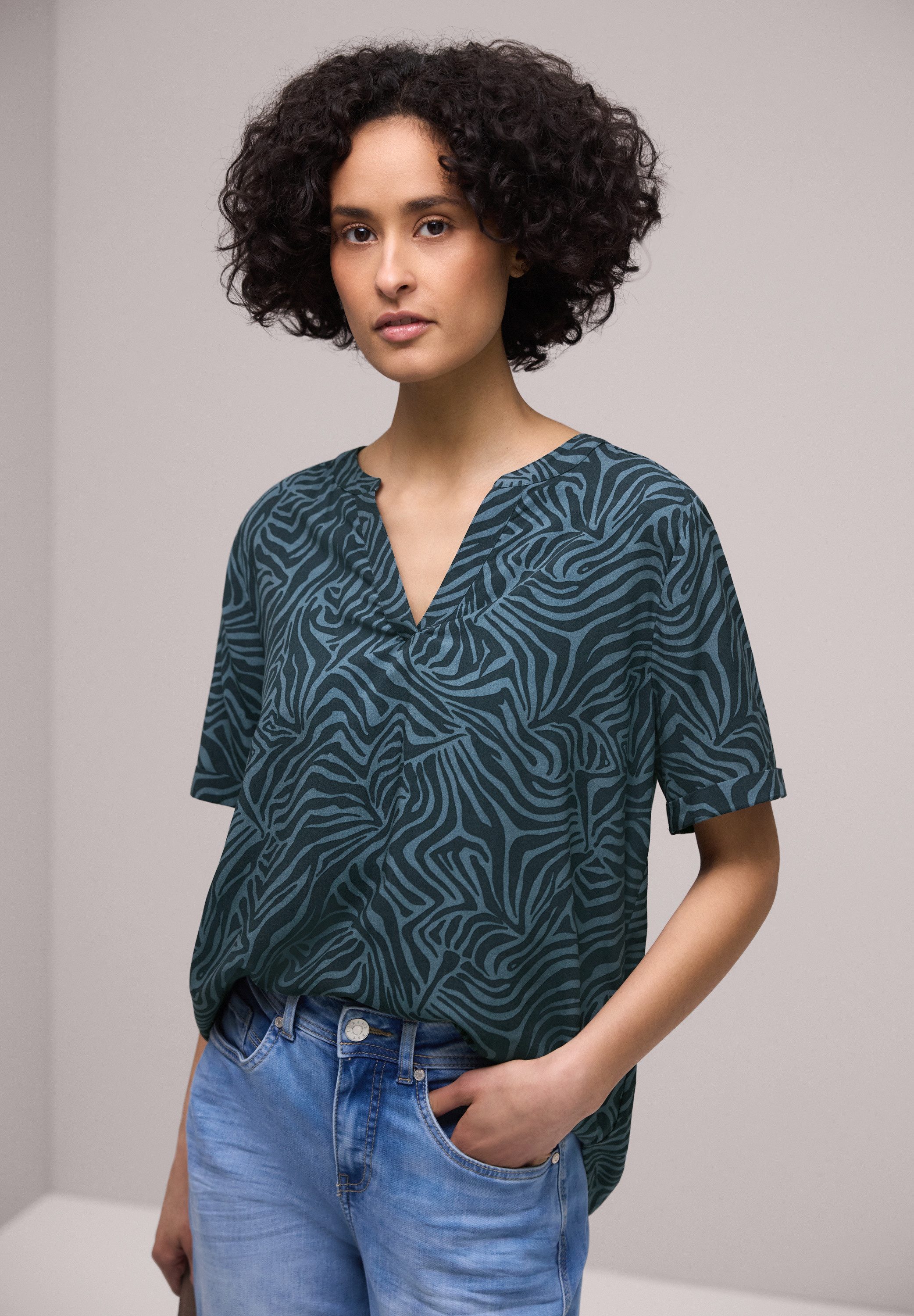 STREET ONE Hemdbluse mit geschlitztem Rundhalsausschnitt