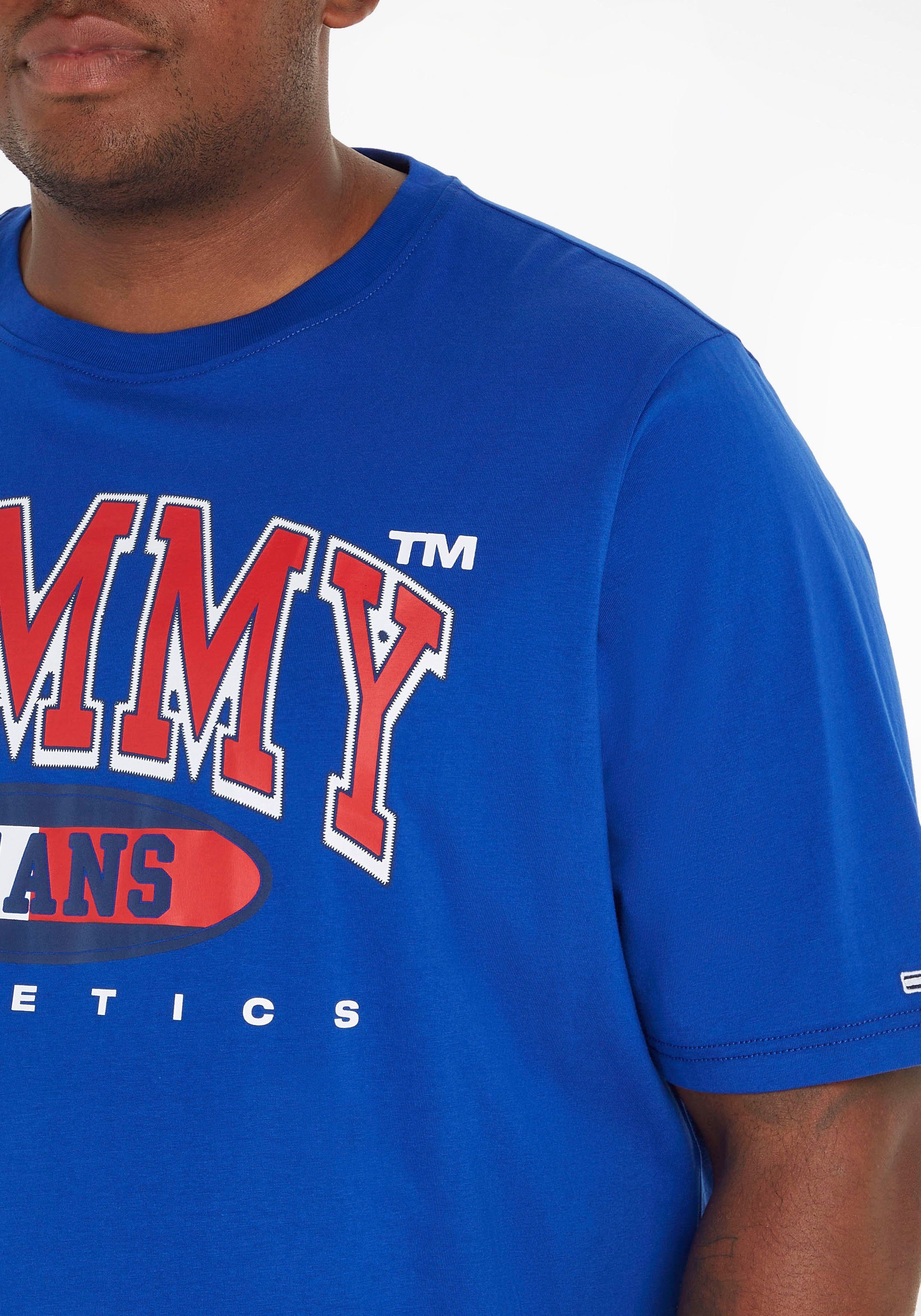 Jeans Tommy GRAPHIC der ESSENTIAL TJM Brust Print T-Shirt PLUS auf mit Blue Ultra TEE Plus