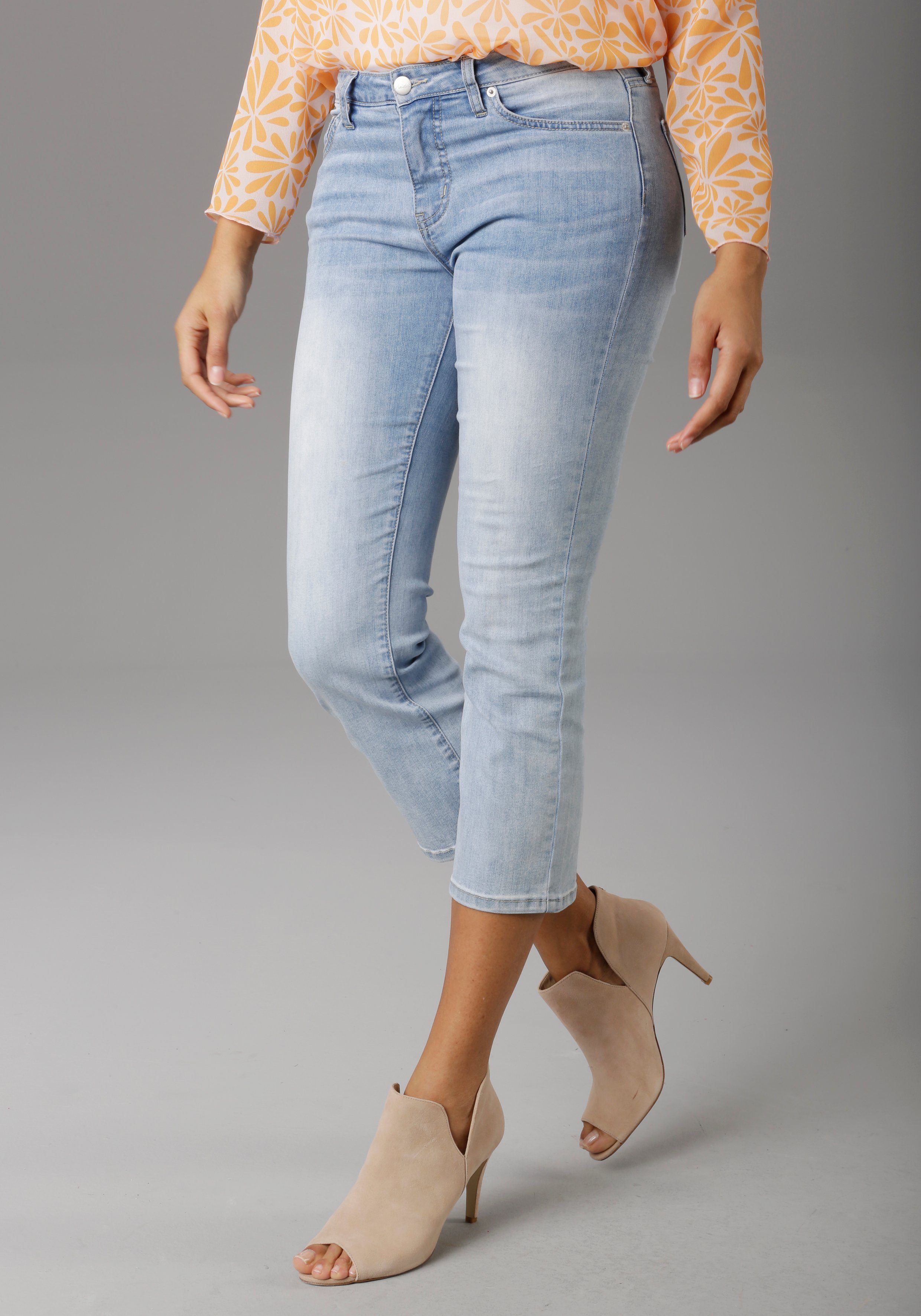 Aniston SELECTED Straight-Jeans in cropped verkürzter light-blue-washed Länge
