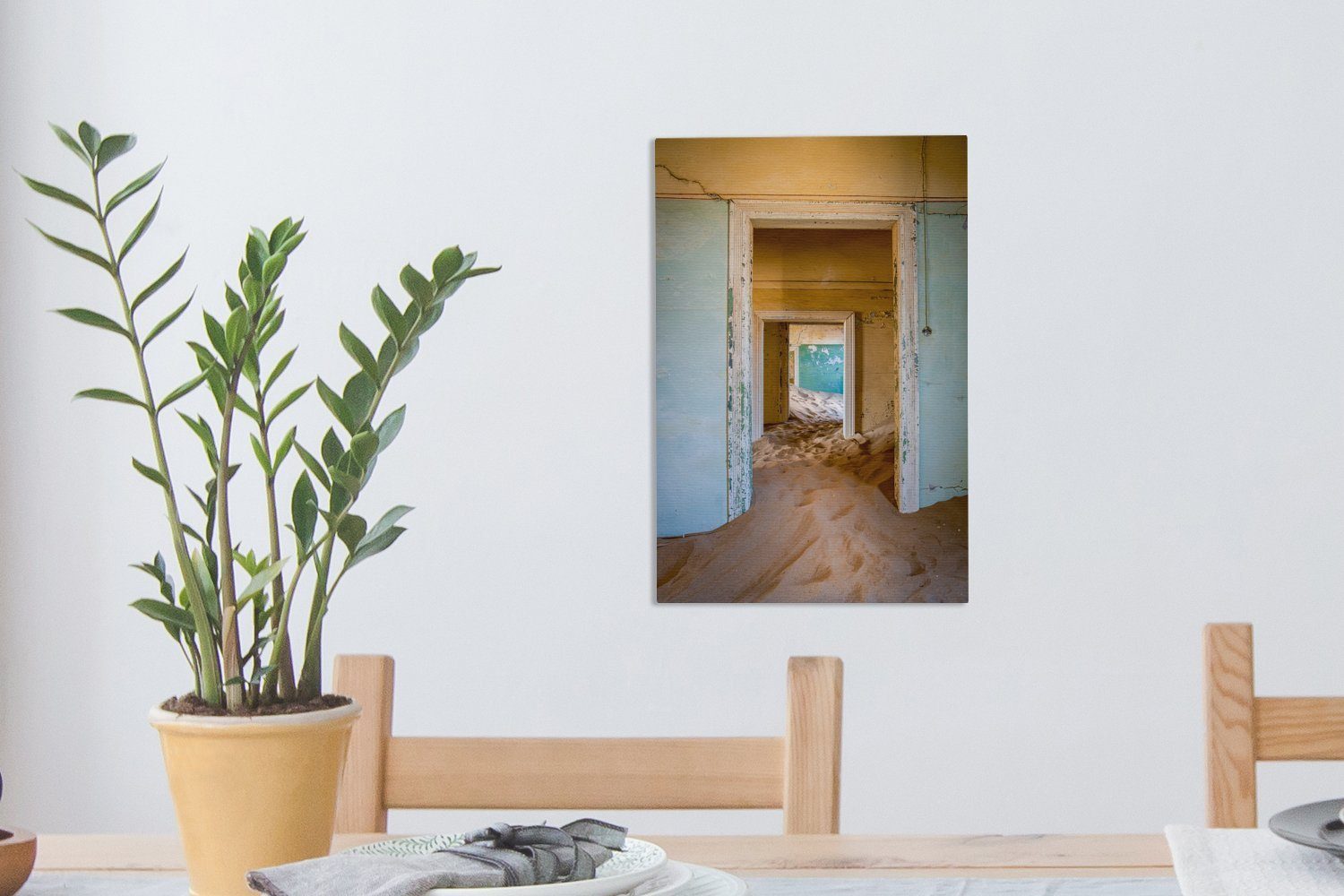 cm fertig Zackenaufhänger, (1 überwuchertes Leinwandbild Leinwandbild Haus verlassenes, Gemälde, inkl. bespannt vom in St), OneMillionCanvasses® Ein Kolmanskop, 20x30 Sand