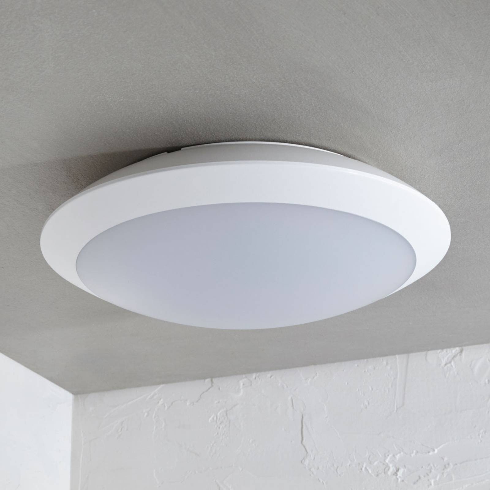 Lindby LED Außen-Deckenleuchte Naira, LED-Leuchtmittel flammig, ABS, Polycarbonat, inkl. 1 (RAL weiß warmweiß, fest 9003), weiß, verbaut, Modern