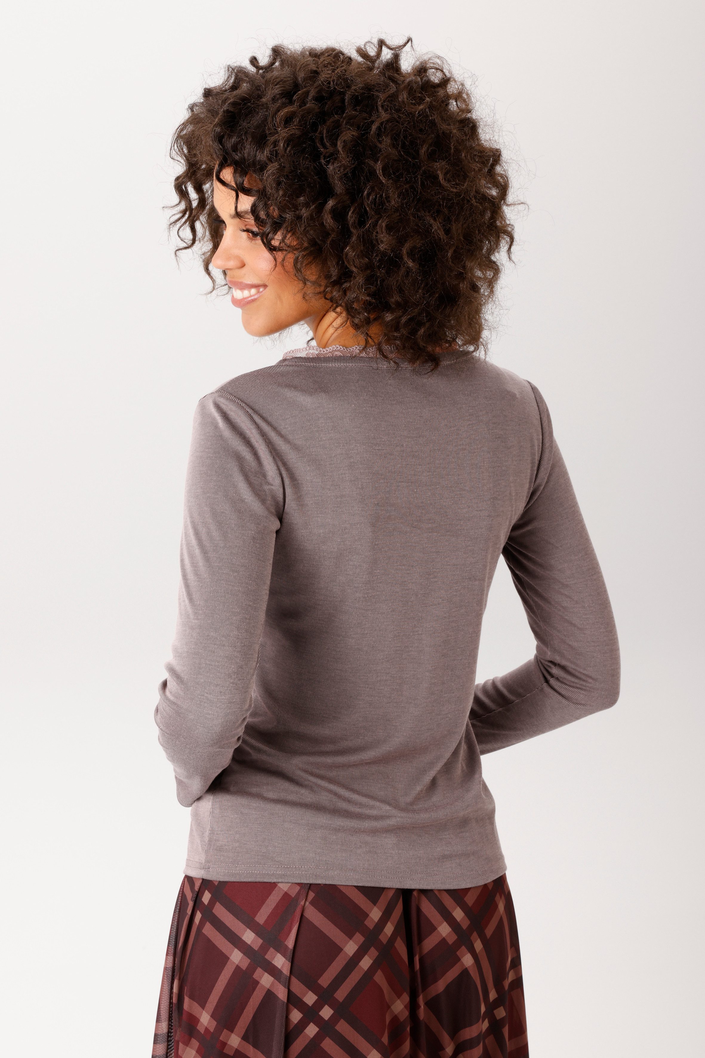 Aniston CASUAL Langarmshirt mit gewellter Spitze am Rundhals-Ausschnitt - NEUE KOLLEKTION – Bild 2 von 5