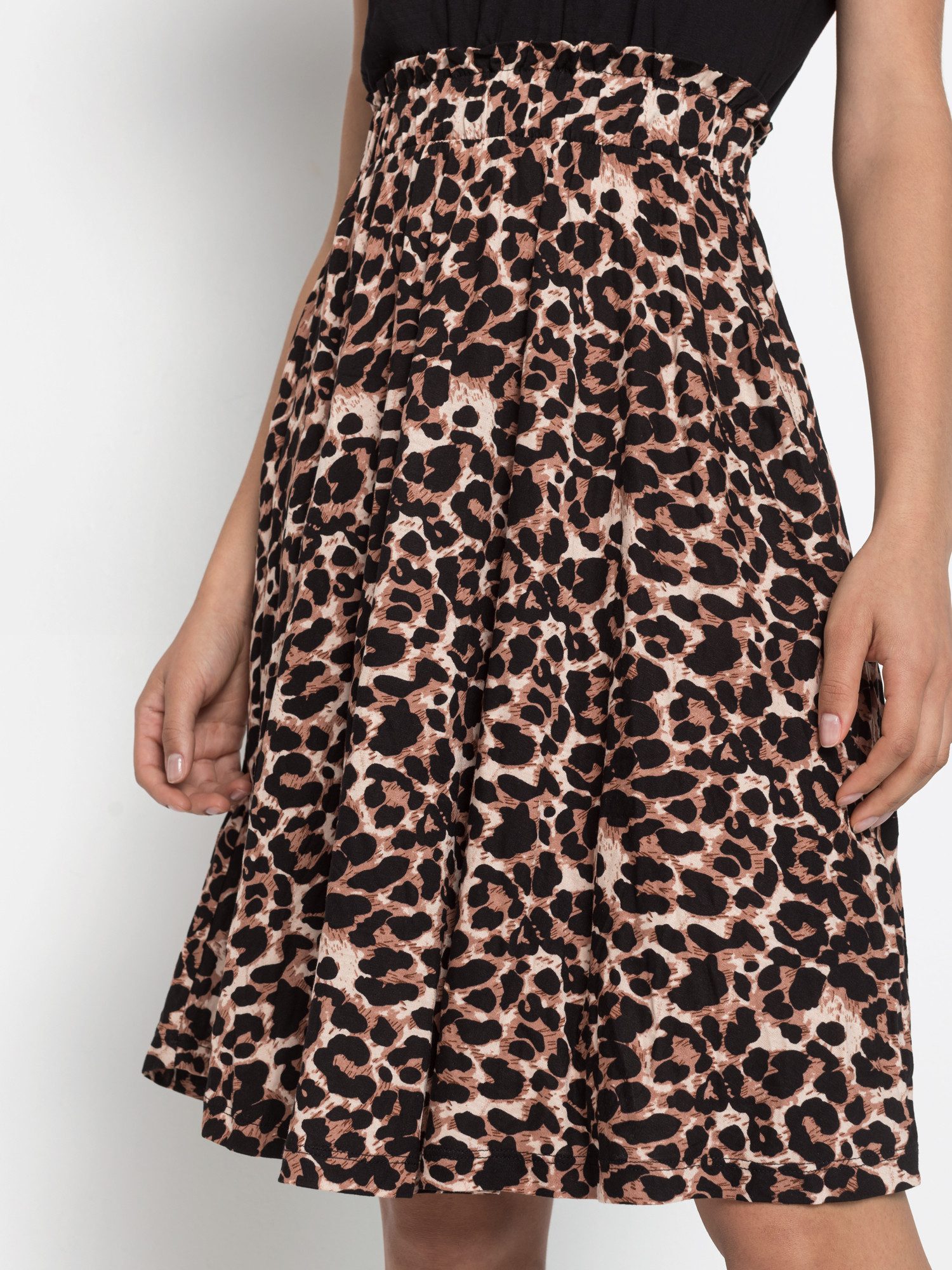 LASCANA Jerseykleid mit Gummibund und Rüschenkante in der Taille, Leoprint