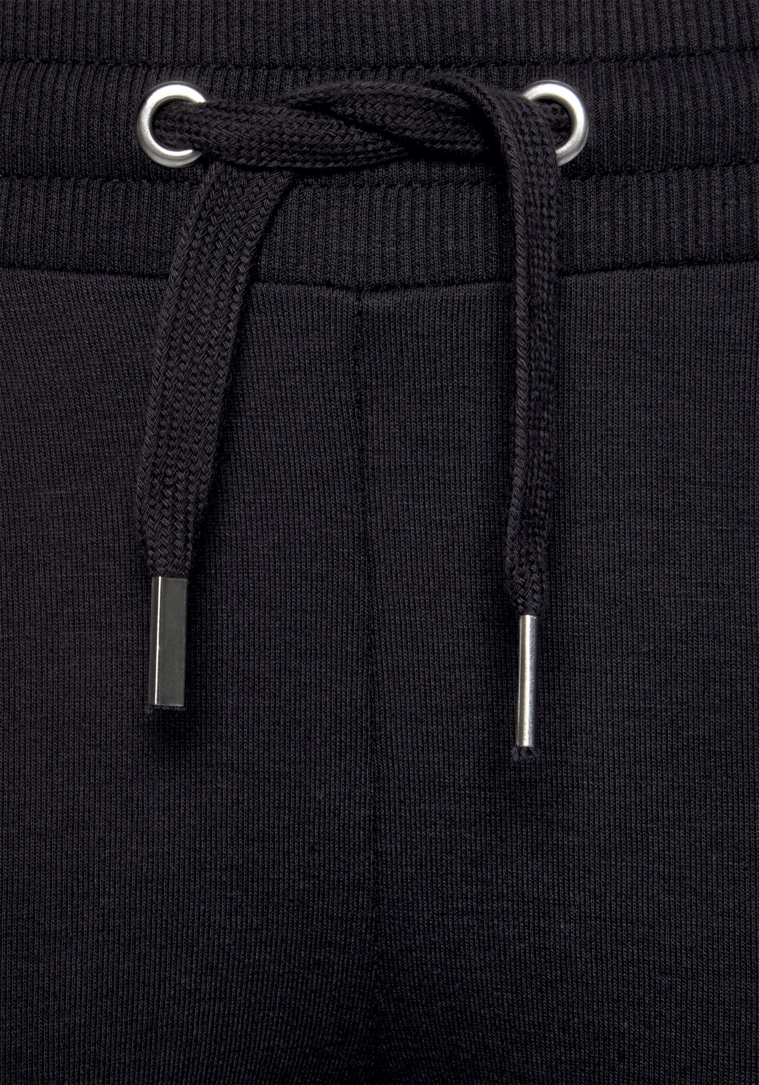 H.I.S Caprihose mit seitlichem Piping. Ideal für Sport- und Freizeit.