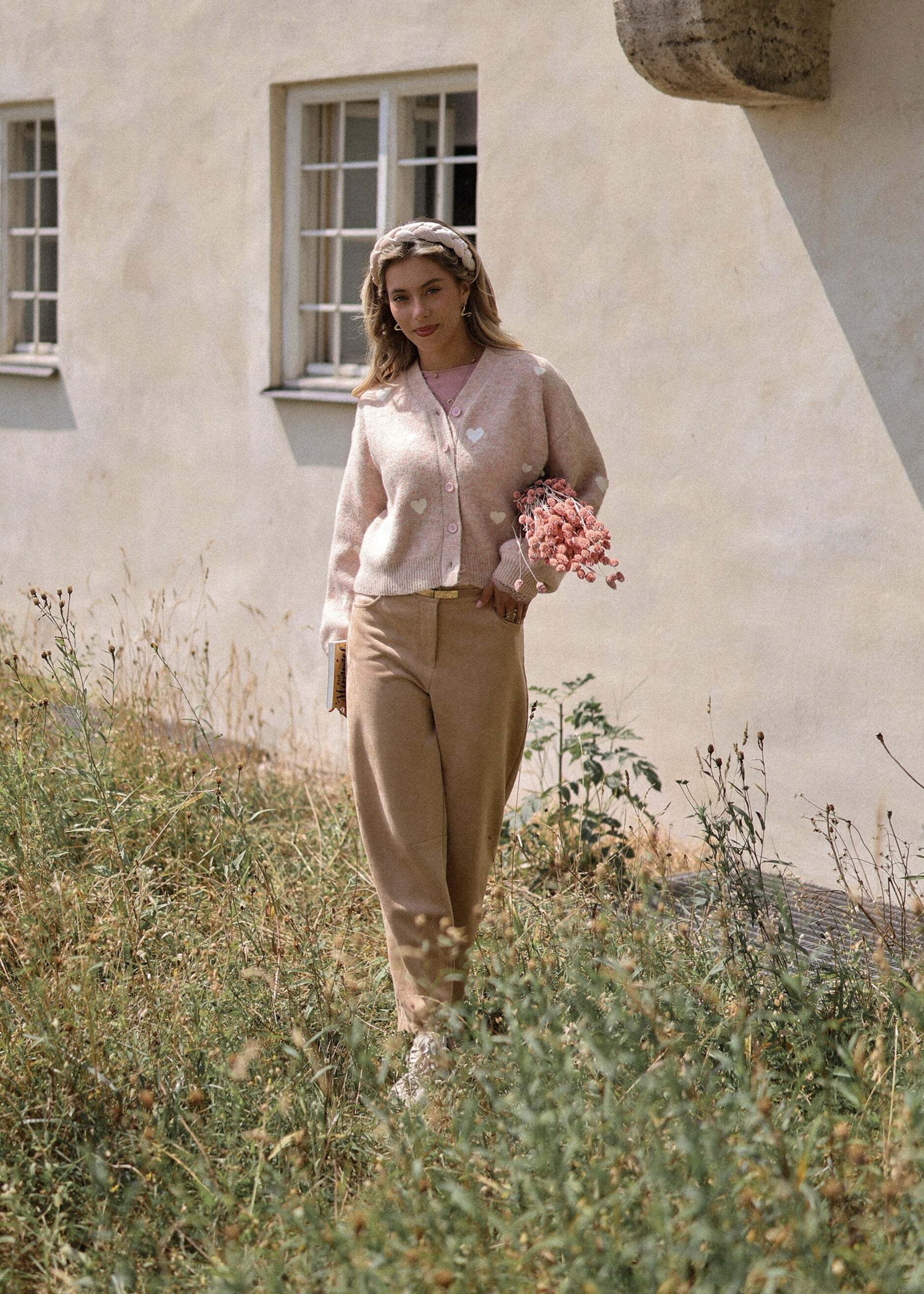 SASSYCLASSY Cardigan Cardigan mit Herzstickerei für Damen Weiche Strickjacke mit V-Ausschnitt und dezenter Knopfleiste