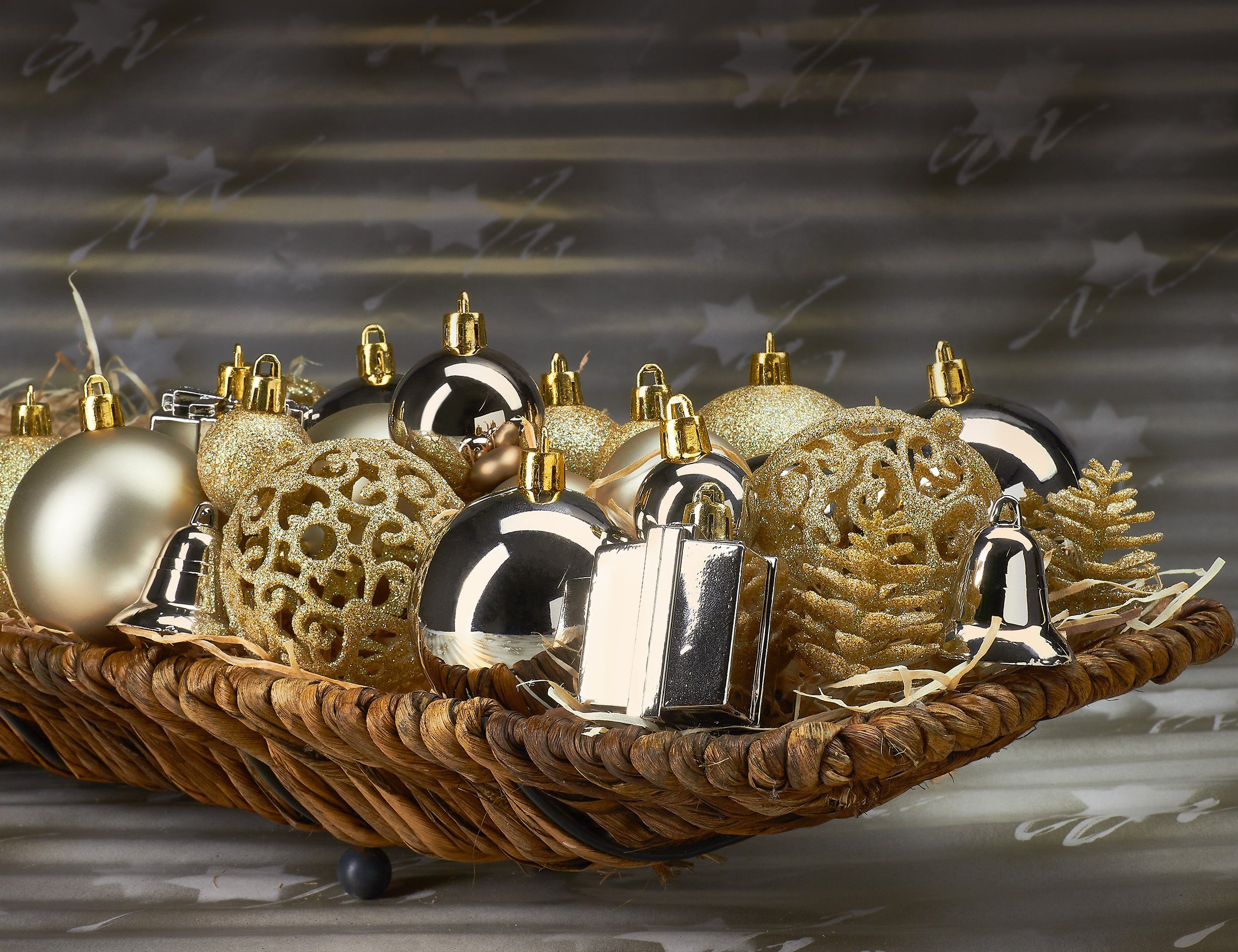 BRUBAKER Weihnachtsbaumkugel 101-teiliges Weihnachtskugel-Set mit Baumspitze, Christbaumschmuck aus Kunststoff, Weihnachtsdekoration edel und robust
