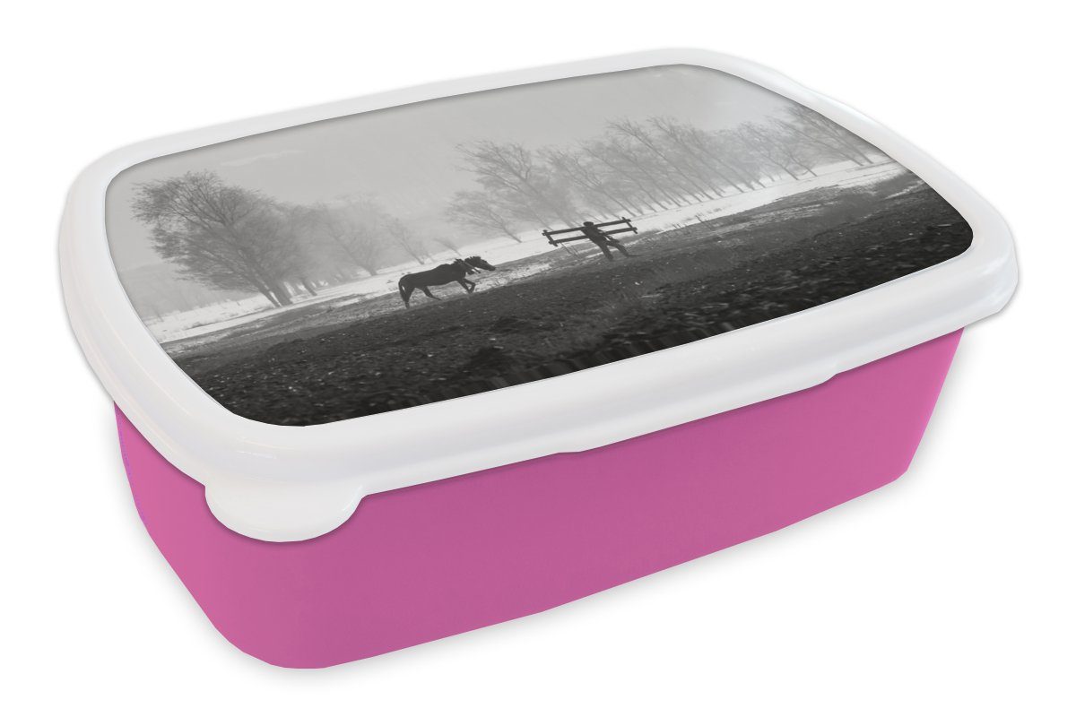 MuchoWow Lunchbox Pferd - Bauernhof - Schnee, Kunststoff, (2-tlg), Brotbox für Erwachsene, Brotdose Kinder, Snackbox, Mädchen, Kunststoff rosa
