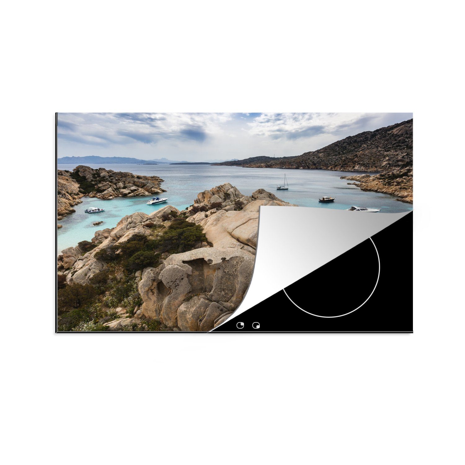 MuchoWow Herdblende-/Abdeckplatte Schöne Boote im Nationalpark La Maddalena Archipelago in Italien, Vinyl, (1 tlg), 81x52 cm, Induktionskochfeld Schutz für die küche, Ceranfeldabdeckung