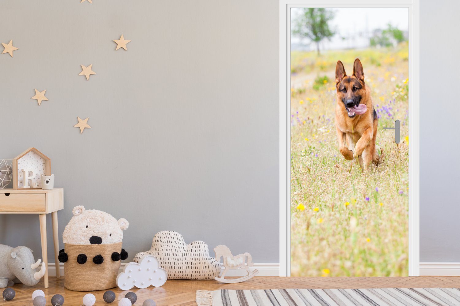 cm Deutscher Türaufkleber, St), Fototapete Matt, Tür, bedruckt, spaziert Schäferhund bunten Blumen, für 75x205 Türtapete zwischen (1 MuchoWow