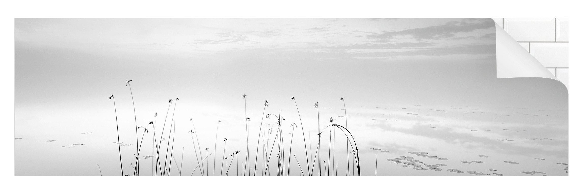 Bilderdepot24 Badrückwand schwarz weiss fugenlose Wandverkleidung Bad mit Motiv, (Hartfolie matt » Selbstklebend SMART 0,35 mm), wasserfestes Wandpaneel Idylle See