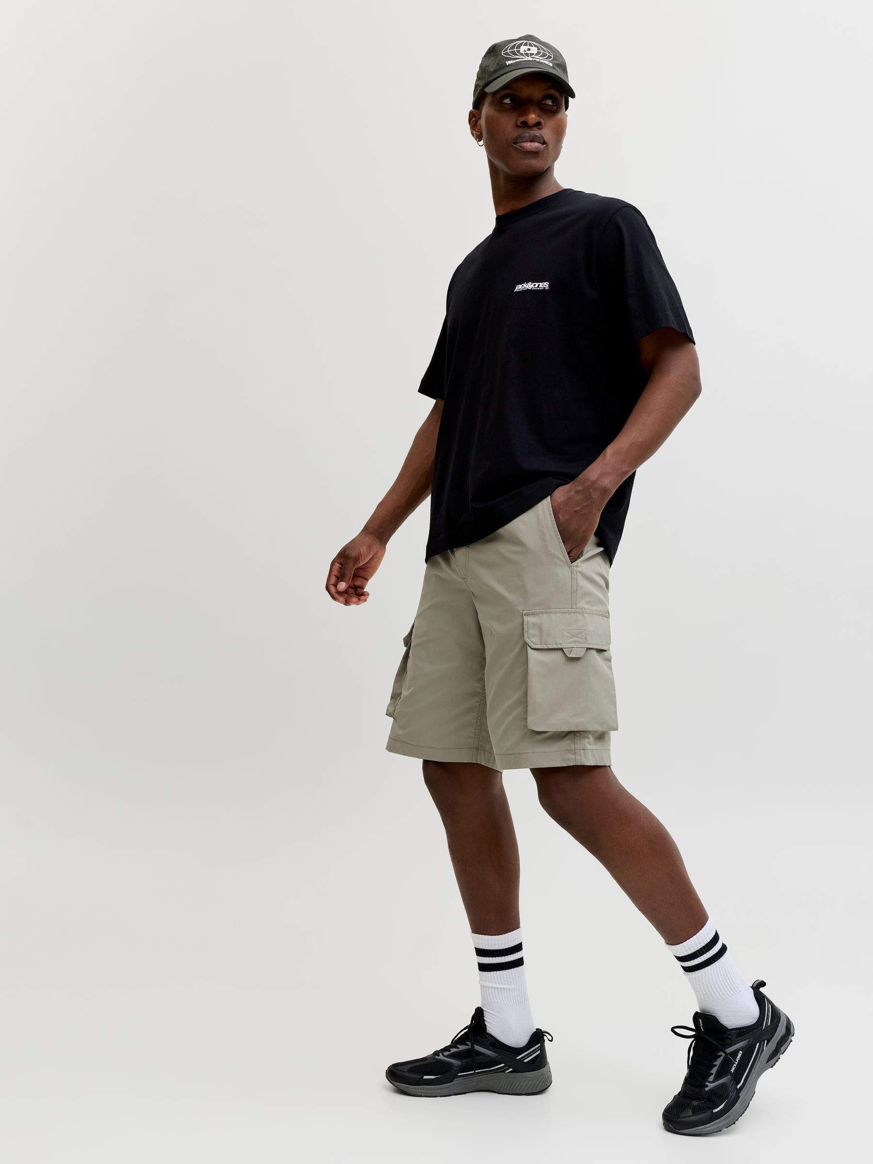 Jack & Jones Cargoshorts Moderner Casual Look Knielang Cargotaschen Lässiger Fit für Herren (1-tlg) Normal Fit Einfarbig schnell trocknend Kordelzug Casual-Style