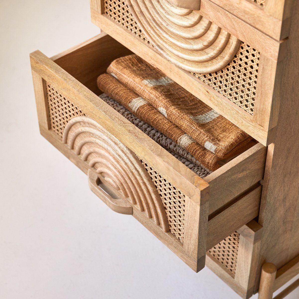 Tikamoon Kommode Kommode Sina aus massivem Mangoholz und Rattan