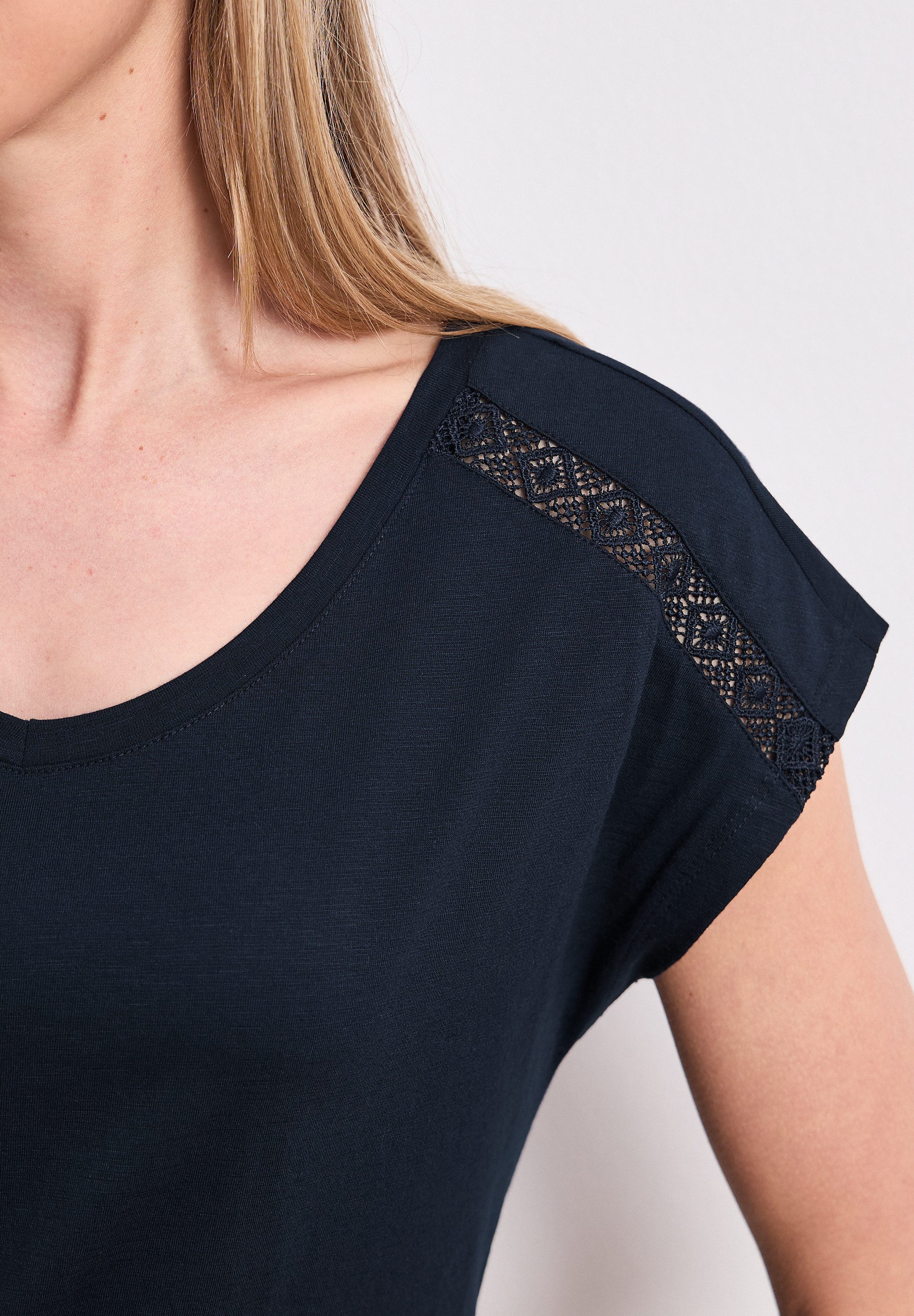 STREET ONE Kurzarmshirt Sommershirt mit V-Neck und Crochet-Details