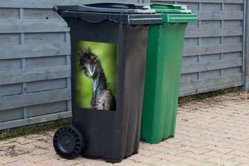 MuchoWow Wandsticker Ein Emu schaut direkt in die Kamera (1 St), Mülleimer-aufkleber, Mülltonne, Sticker, Container, Abfalbehälter